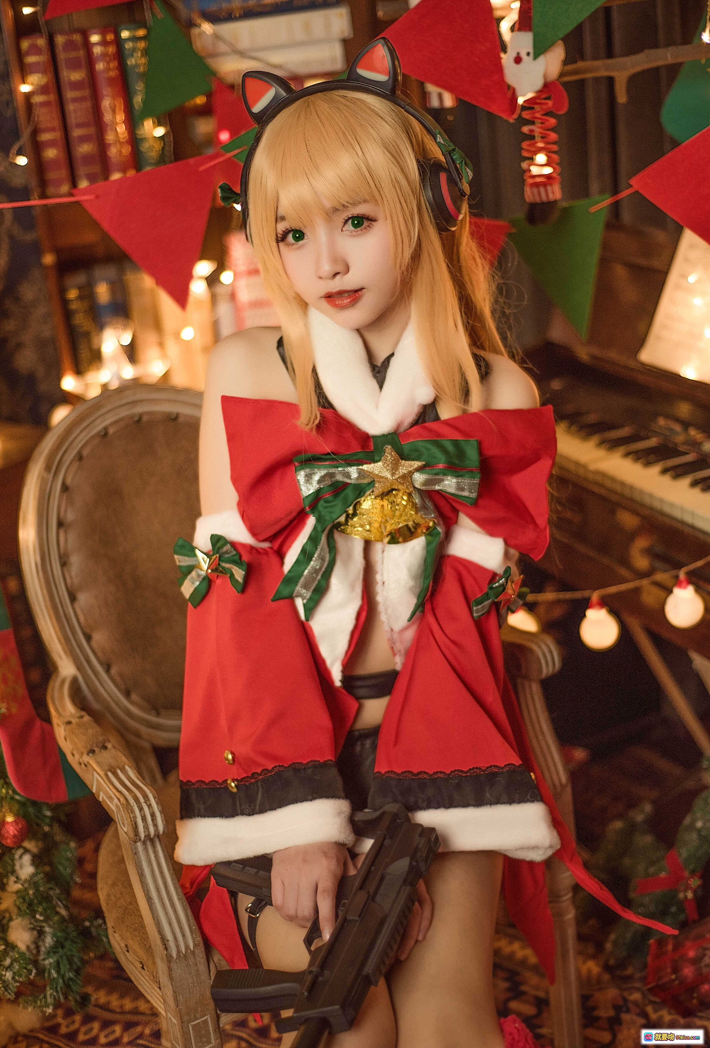 图片[9] - 圣诞cosplay少女写真｜猫耳耳机+红裙圣诞装｜温馨树灯背景｜室内节日氛围感大片 - 就要吻