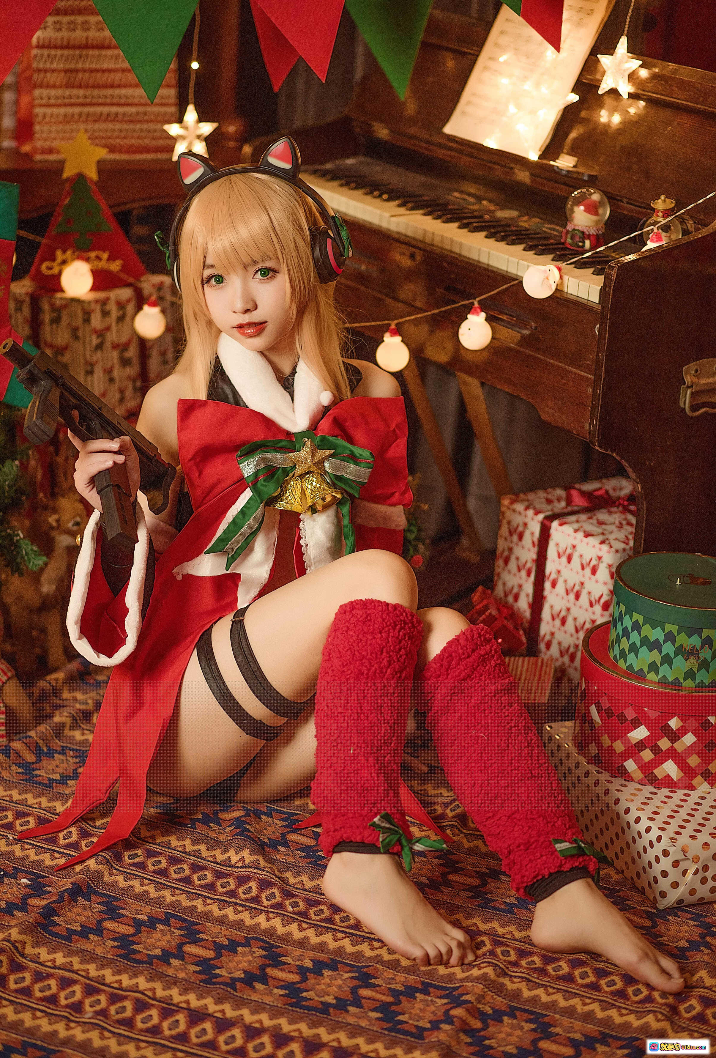 图片[10] - 圣诞cosplay少女写真｜猫耳耳机+红裙圣诞装｜温馨树灯背景｜室内节日氛围感大片 - 就要吻
