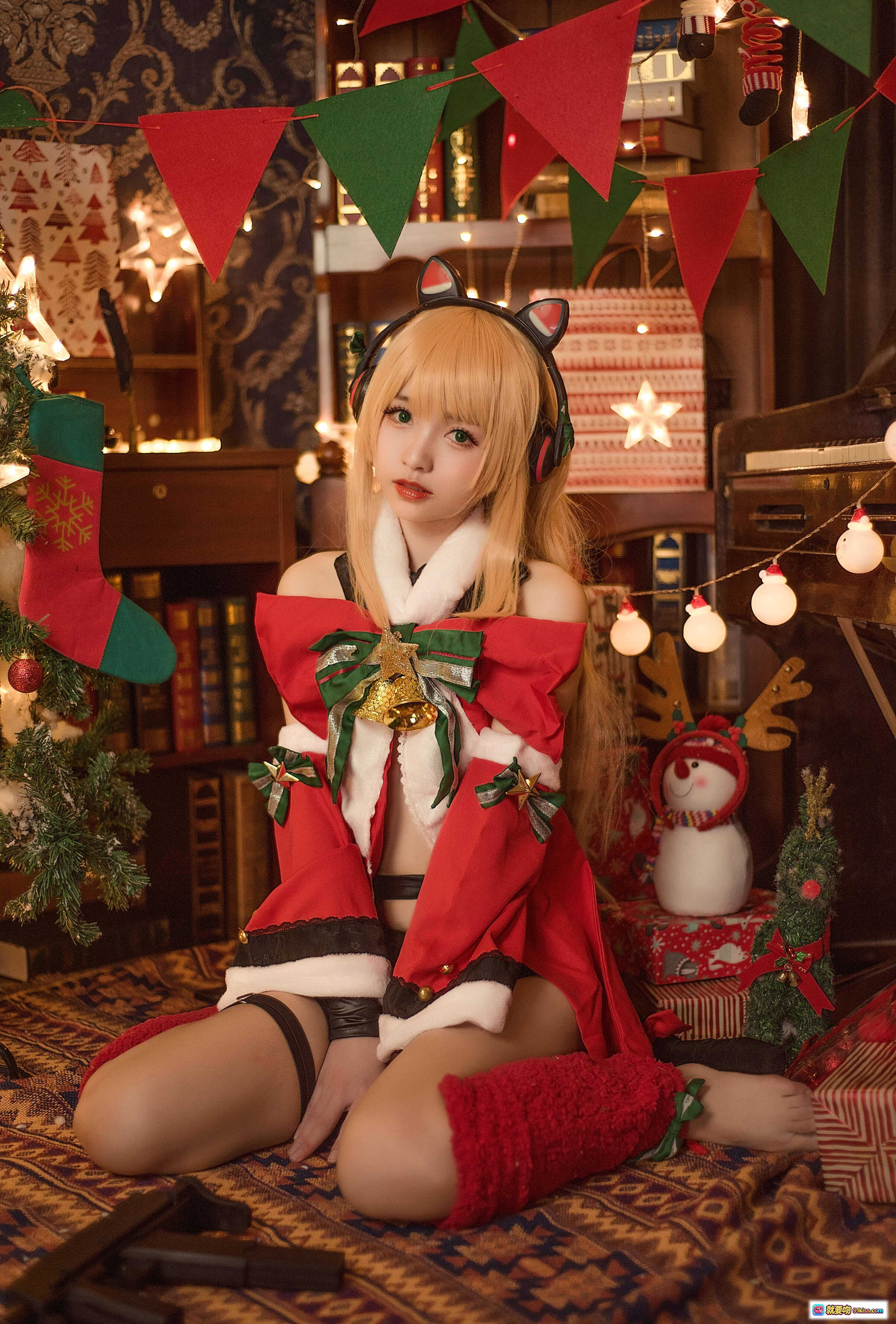图片[4] - 圣诞cosplay少女写真｜猫耳耳机+红裙圣诞装｜温馨树灯背景｜室内节日氛围感大片 - 就要吻