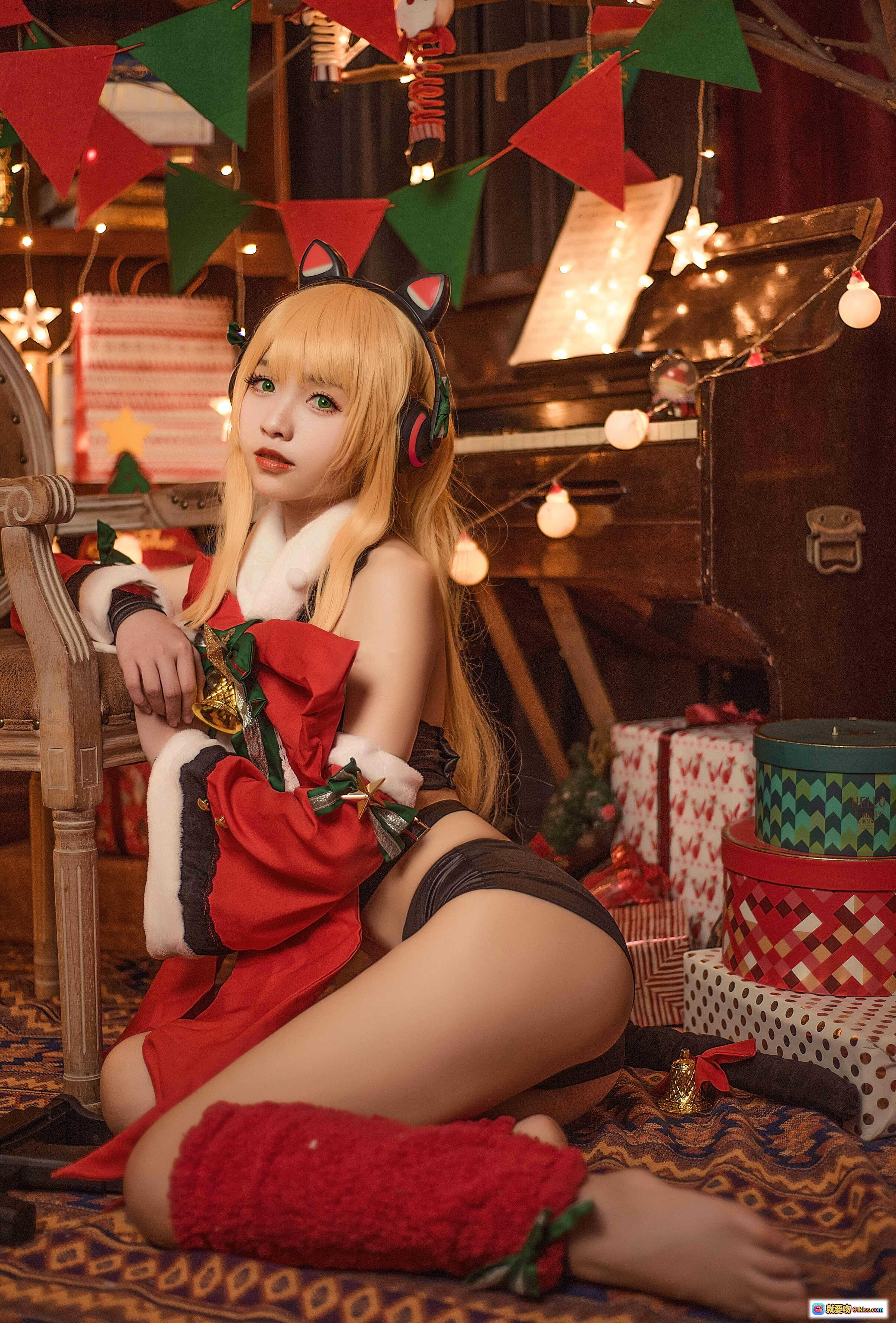 图片[7] - 圣诞cosplay少女写真｜猫耳耳机+红裙圣诞装｜温馨树灯背景｜室内节日氛围感大片 - 就要吻