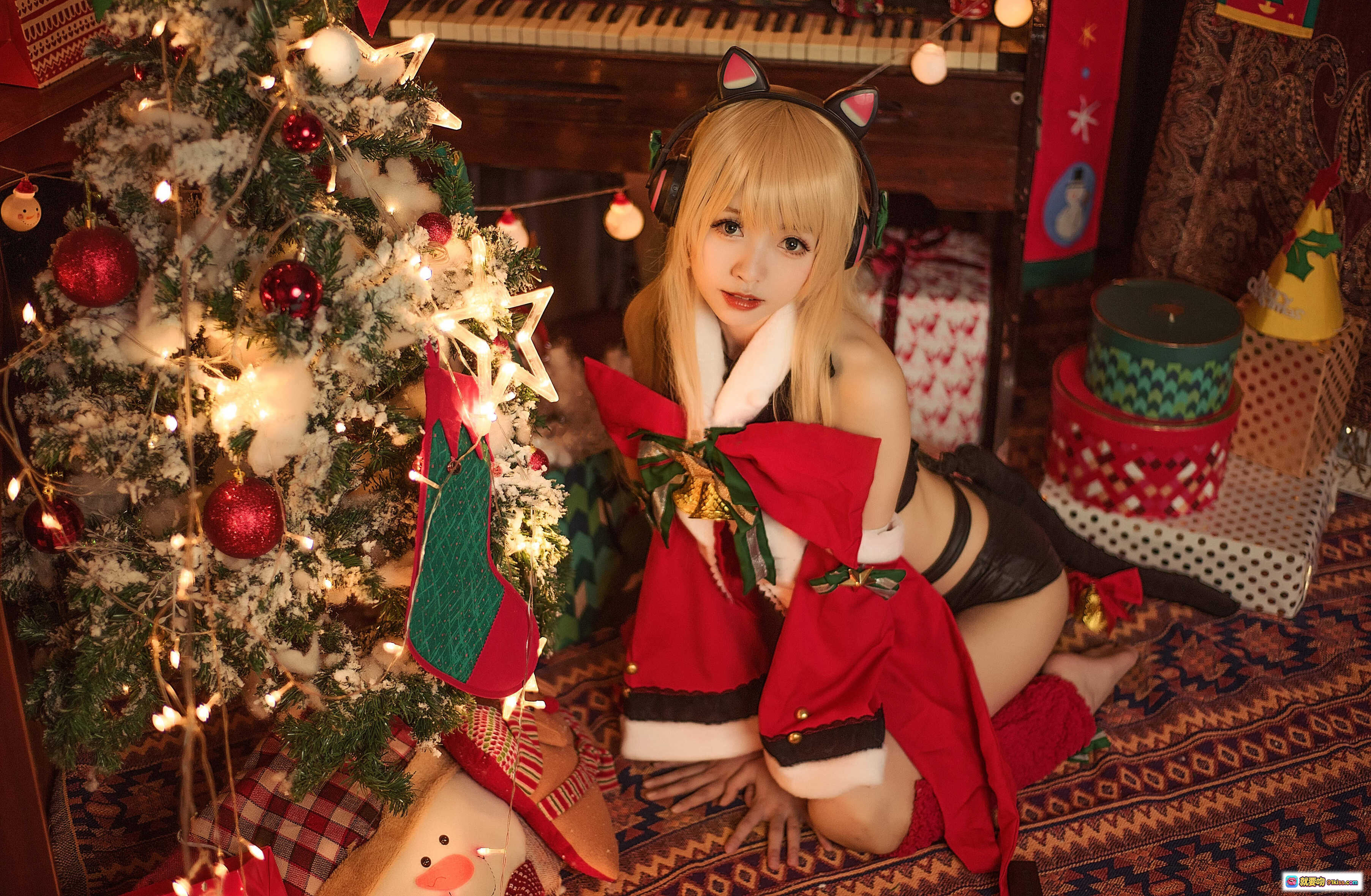图片[1] - 圣诞cosplay少女写真｜猫耳耳机+红裙圣诞装｜温馨树灯背景｜室内节日氛围感大片 - 就要吻