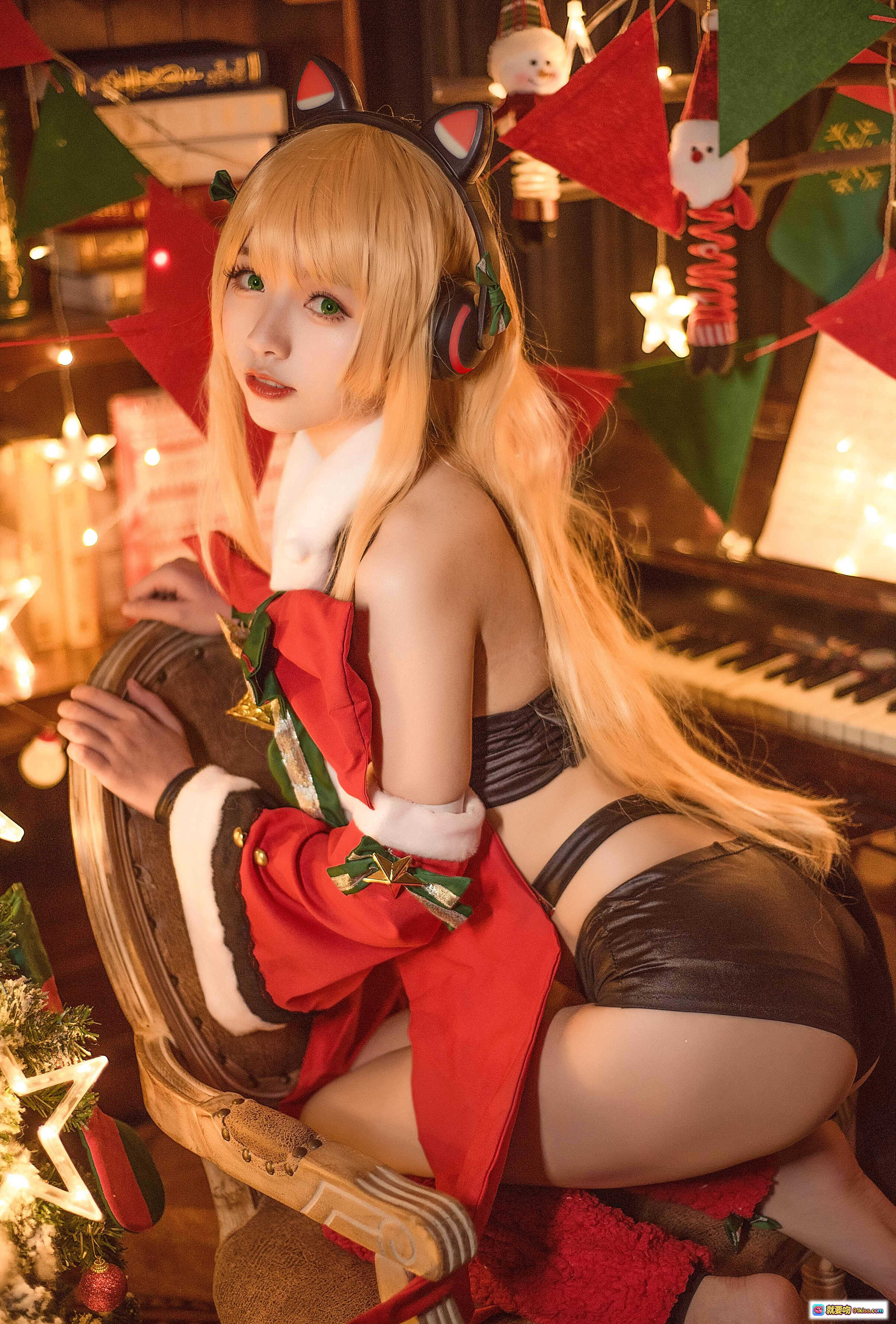 图片[2] - 圣诞cosplay少女写真｜猫耳耳机+红裙圣诞装｜温馨树灯背景｜室内节日氛围感大片 - 就要吻