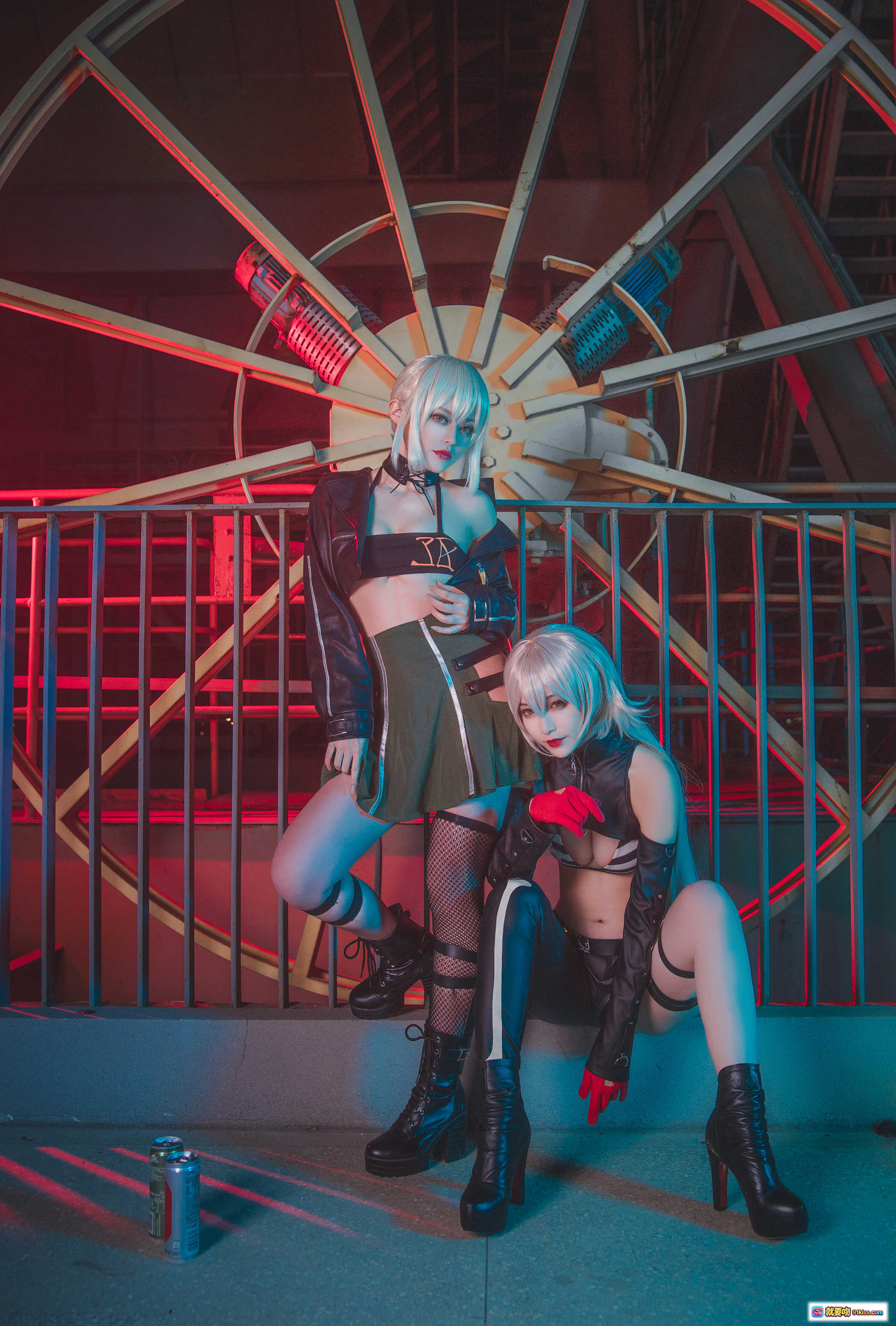 图片[1] - 黑贞黑呆双人COS中山码头铁板烧鬼舞w NO.005 23P 353M 红蓝霓虹工业风场景 - 就要吻