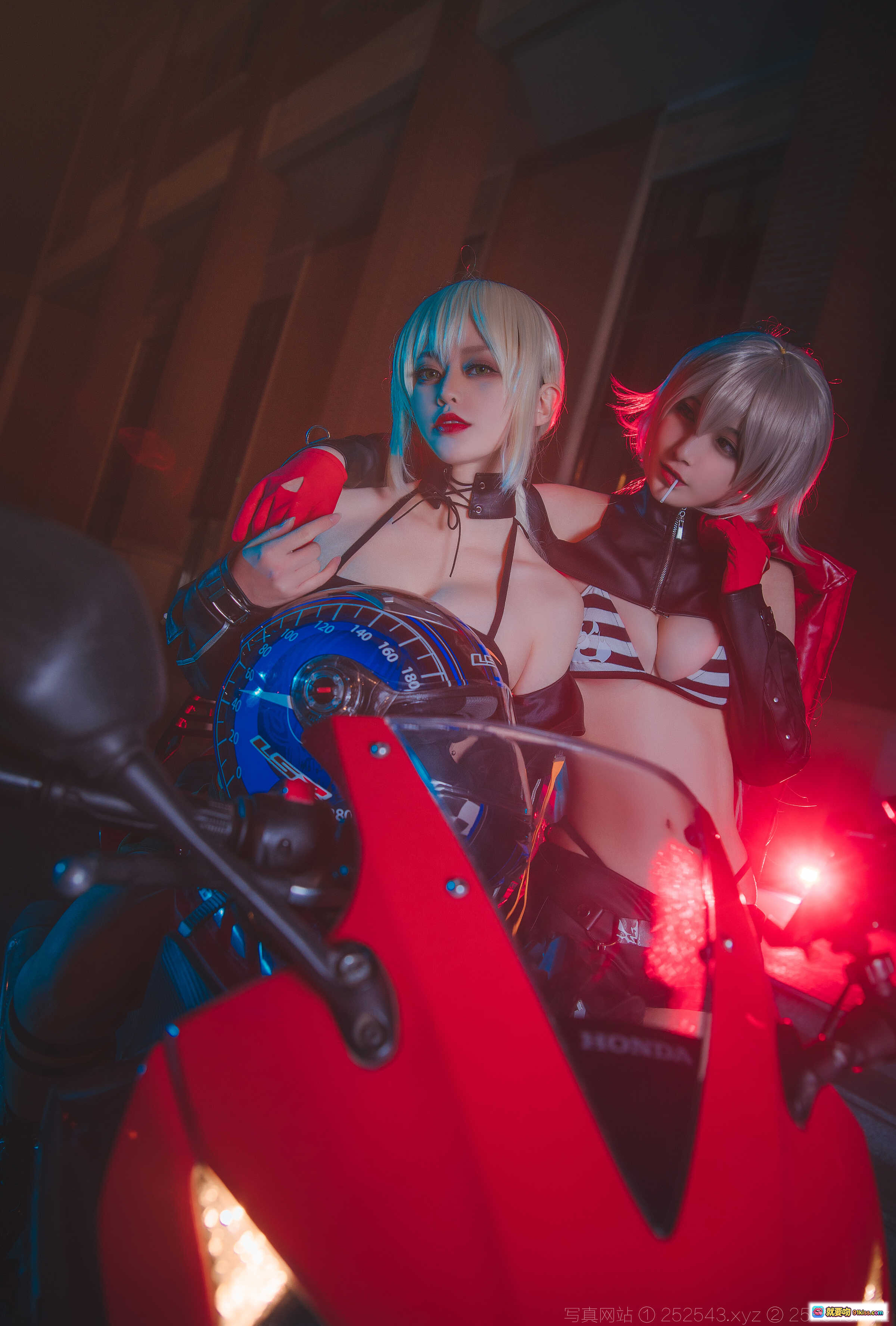 图片[2] - 黑贞黑呆双人COS中山码头铁板烧鬼舞w NO.005 23P 353M 红蓝霓虹工业风场景 - 就要吻