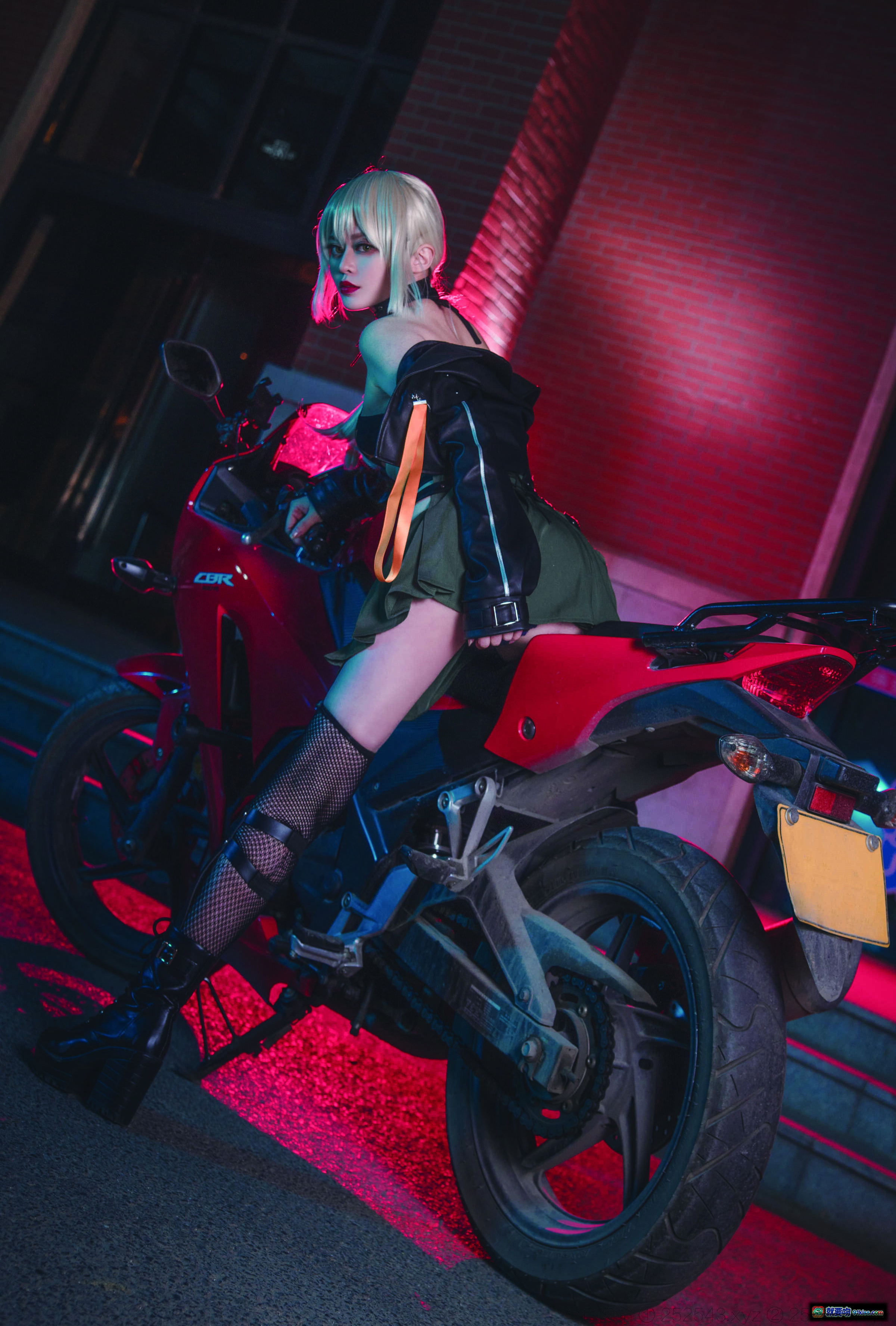 图片[7] - 黑贞黑呆双人COS中山码头铁板烧鬼舞w NO.005 23P 353M 红蓝霓虹工业风场景 - 就要吻