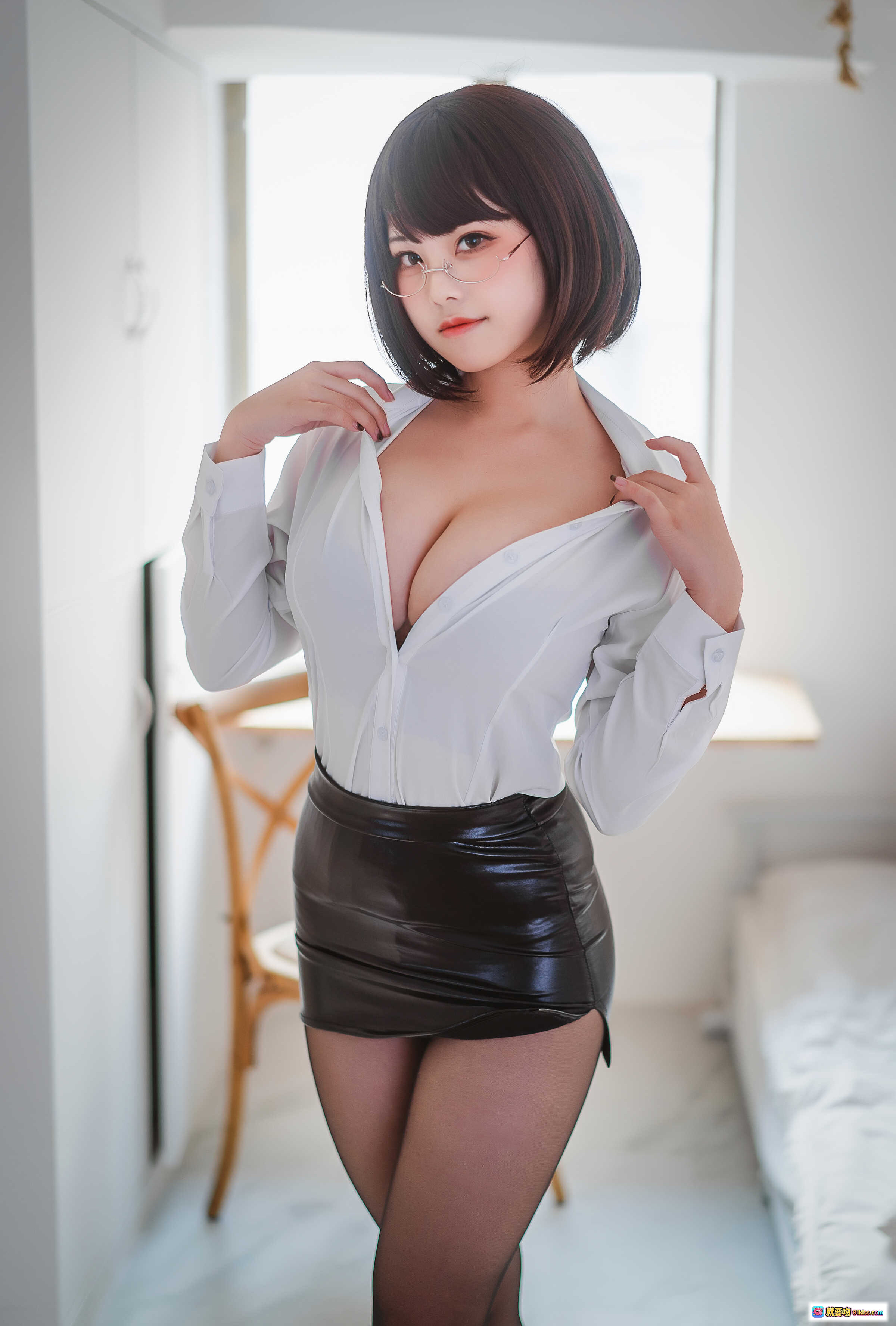 图片[2] - 蜜汁猫裘NO.062醉OL写真：白衬衫黑丝美腿职场风性感私房照 - 就要吻