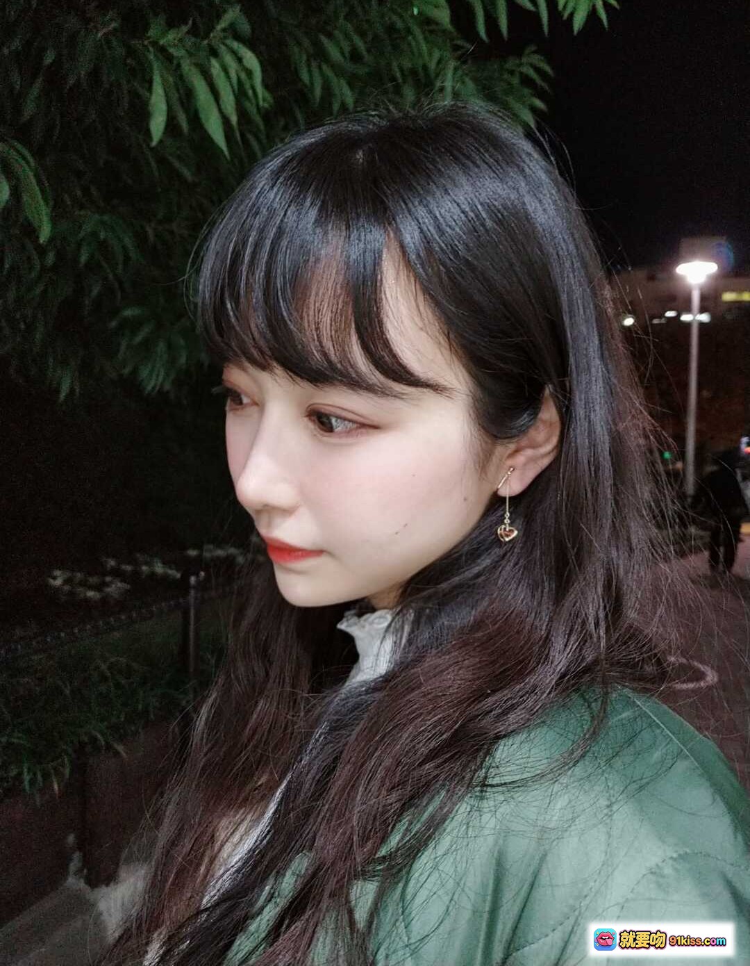Shika小鹿鹿东京夜景自拍写真 | 黑长直齐刘海少女风 | 绿外套心形耳环清新穿搭 | 50P高清图集 - 就要吻
