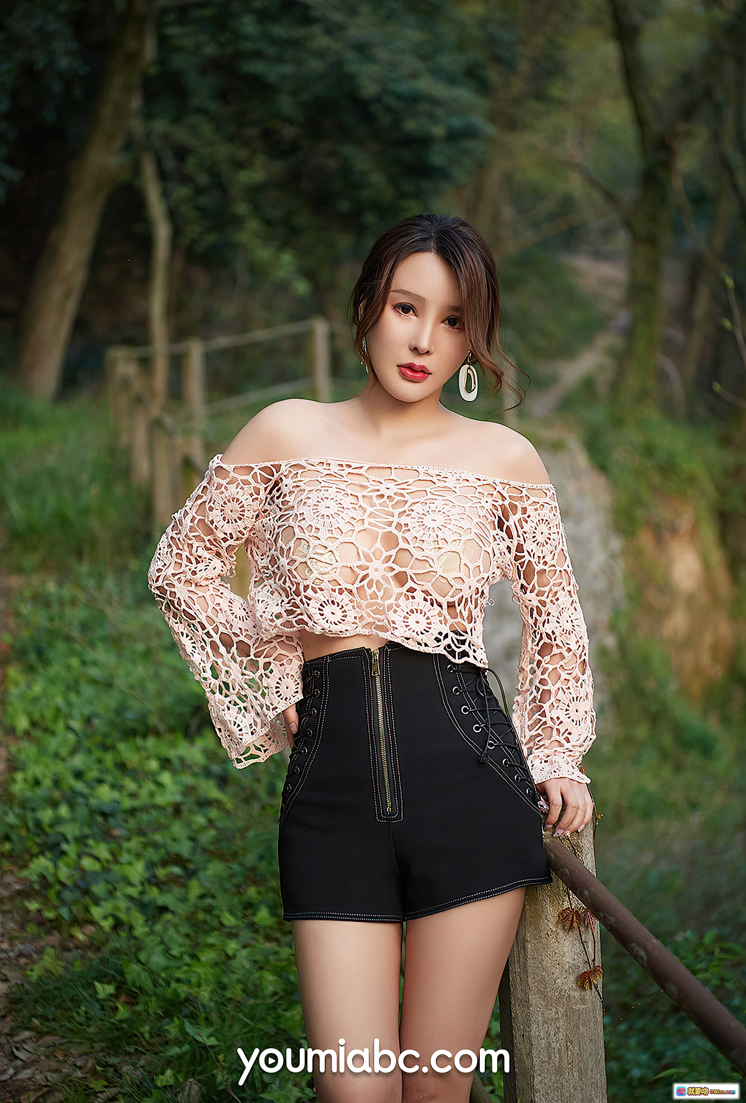 图片[8] - 李多多山野写真｜粉色镂空露肩上衣+黑色短裤｜自然森林外拍｜YouMi尤蜜2020.07.07 - 就要吻