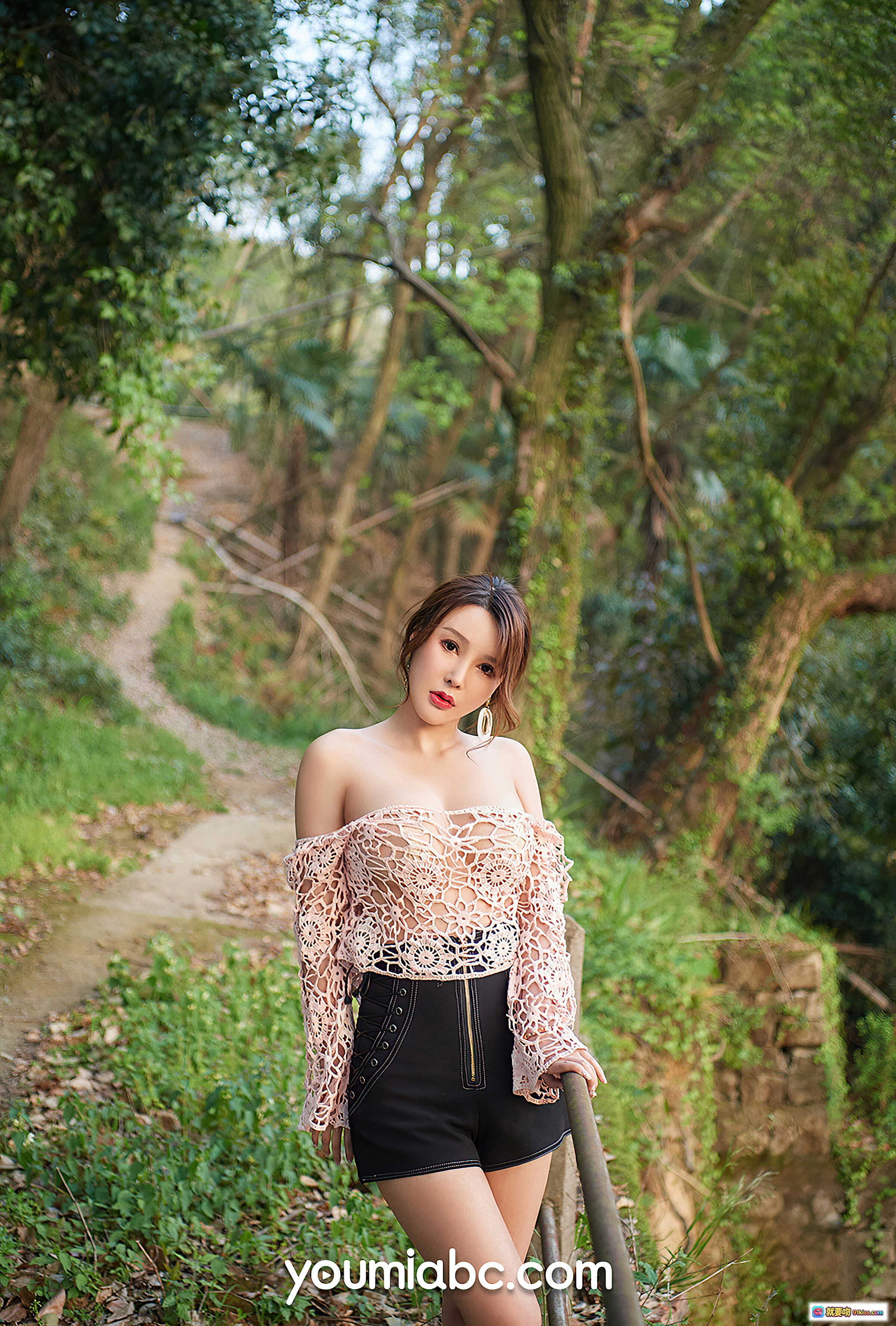 图片[5] - 李多多山野写真｜粉色镂空露肩上衣+黑色短裤｜自然森林外拍｜YouMi尤蜜2020.07.07 - 就要吻