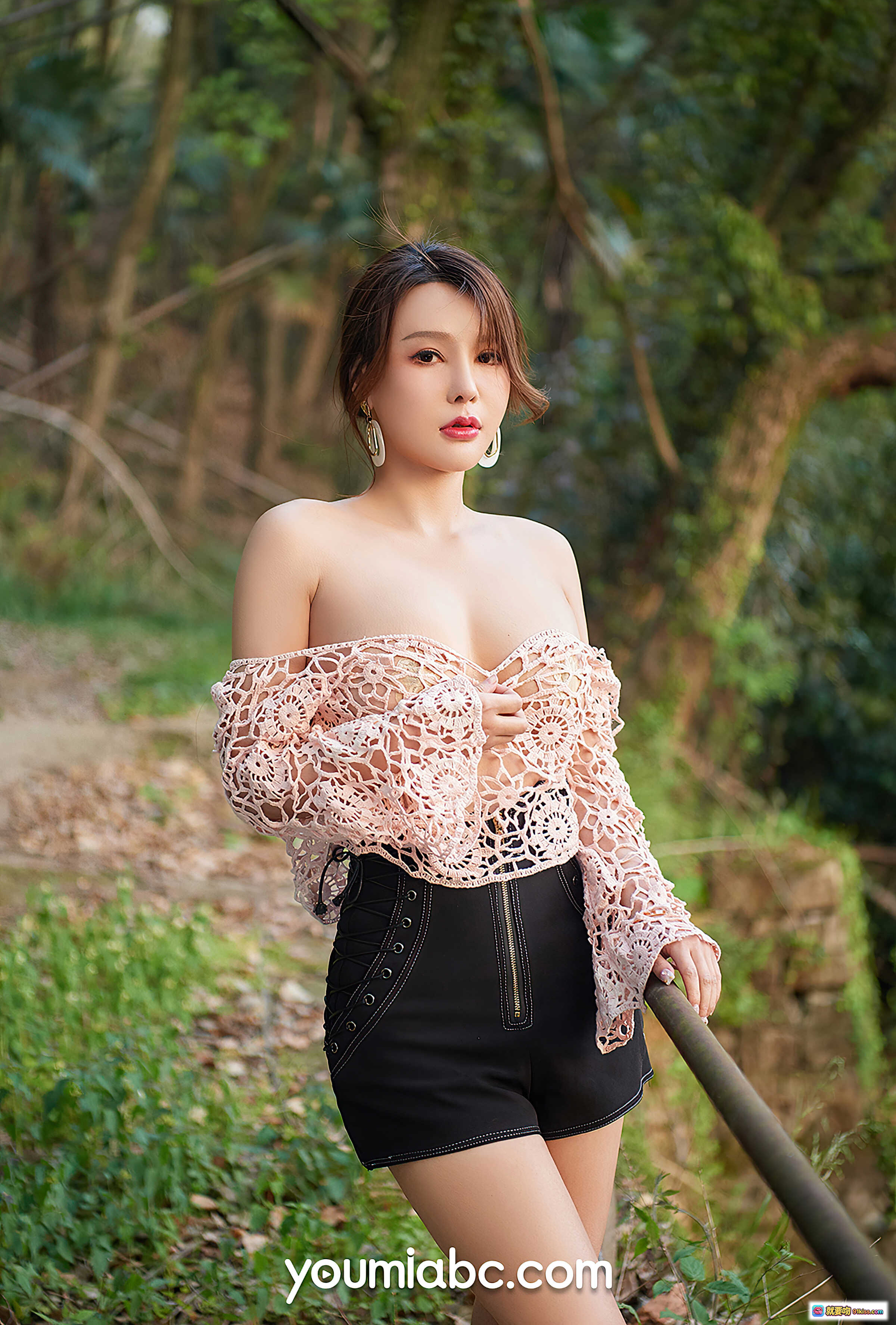 图片[6] - 李多多山野写真｜粉色镂空露肩上衣+黑色短裤｜自然森林外拍｜YouMi尤蜜2020.07.07 - 就要吻