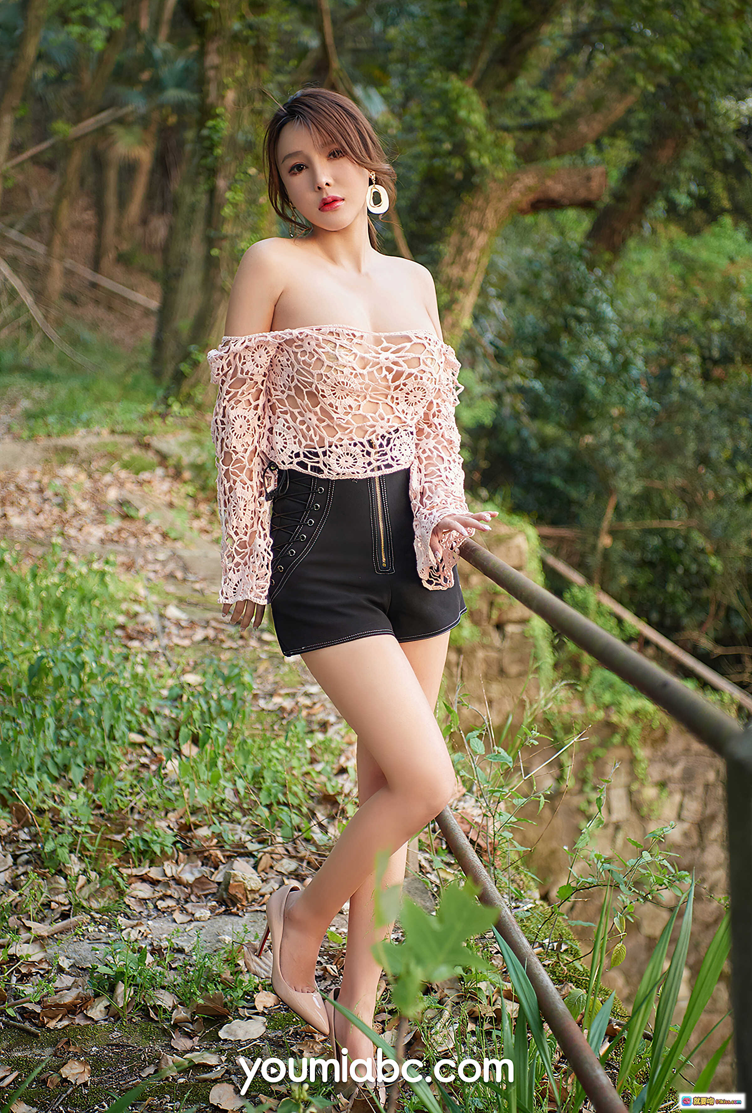图片[1] - 李多多山野写真｜粉色镂空露肩上衣+黑色短裤｜自然森林外拍｜YouMi尤蜜2020.07.07 - 就要吻