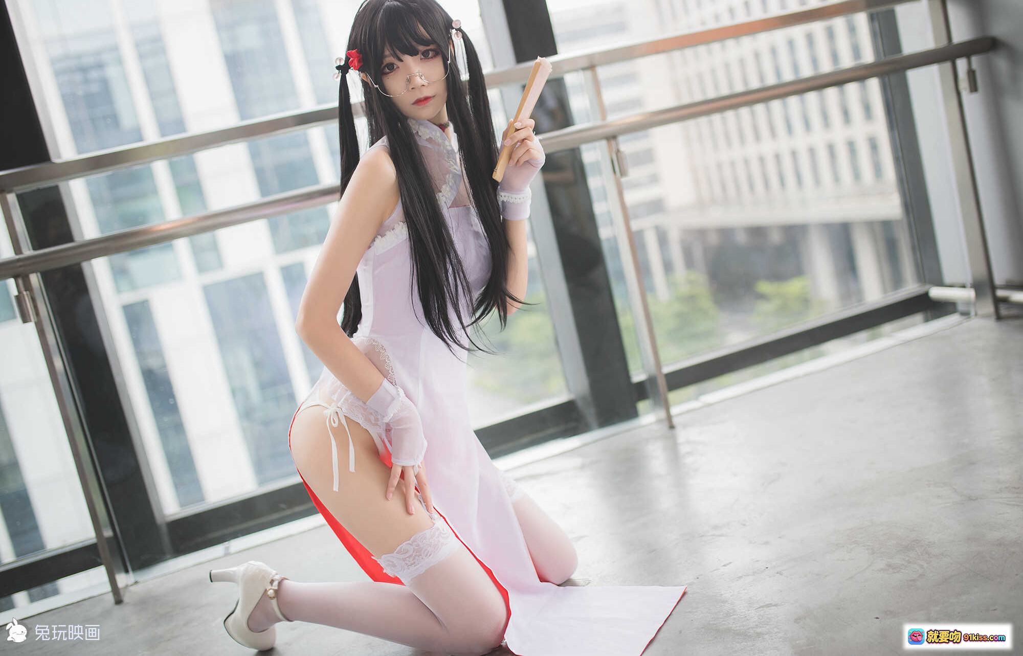 图片[1] - 兔玩映画五更百鬼白丝旗袍Cosplay写真 美少女跪姿持扇 透明蕾丝高开叉性感造型 室内玻璃幕墙背景高清图集 - 就要吻