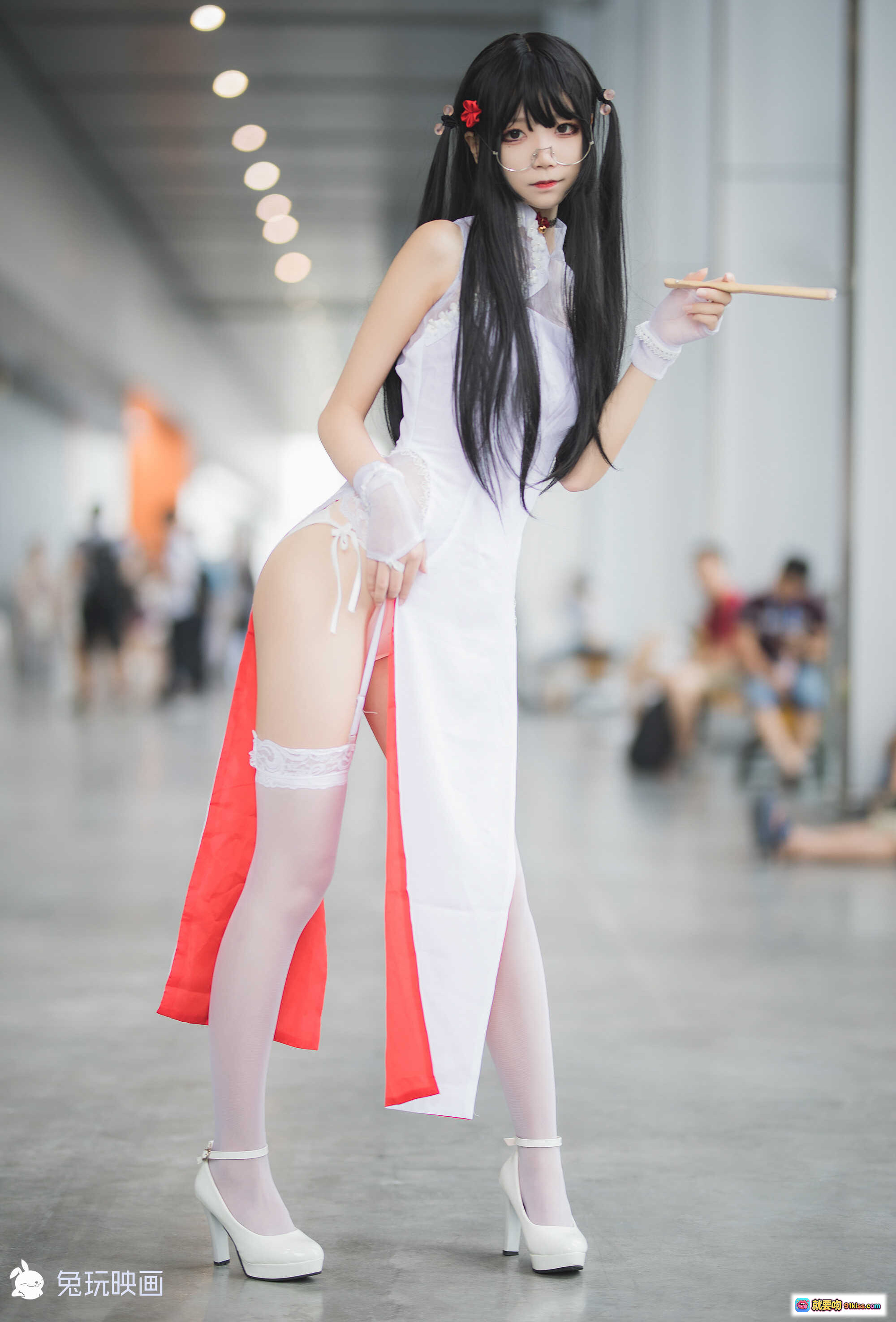 图片[10] - 兔玩映画五更百鬼白丝旗袍Cosplay写真 美少女跪姿持扇 透明蕾丝高开叉性感造型 室内玻璃幕墙背景高清图集 - 就要吻