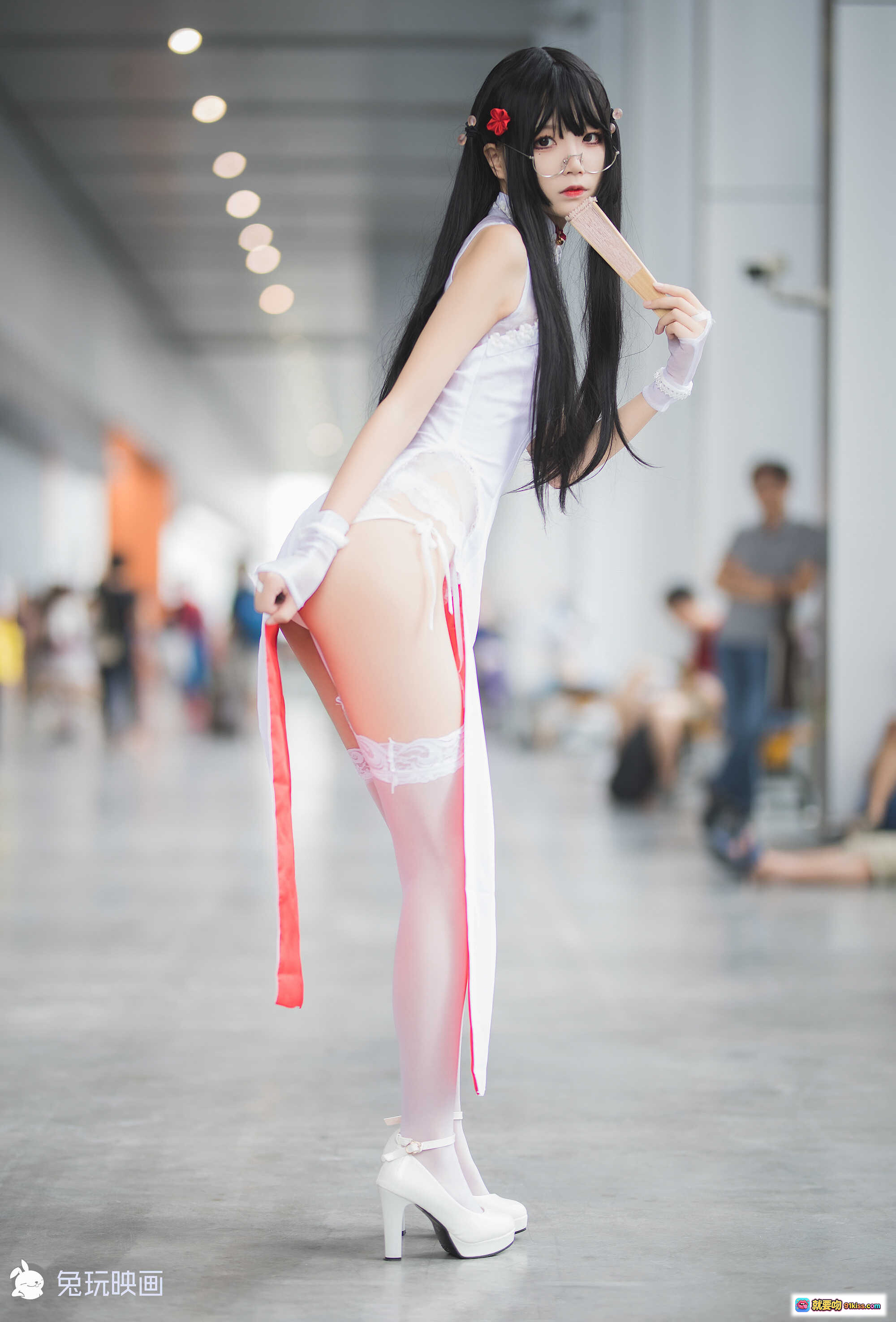 图片[7] - 兔玩映画五更百鬼白丝旗袍Cosplay写真 美少女跪姿持扇 透明蕾丝高开叉性感造型 室内玻璃幕墙背景高清图集 - 就要吻