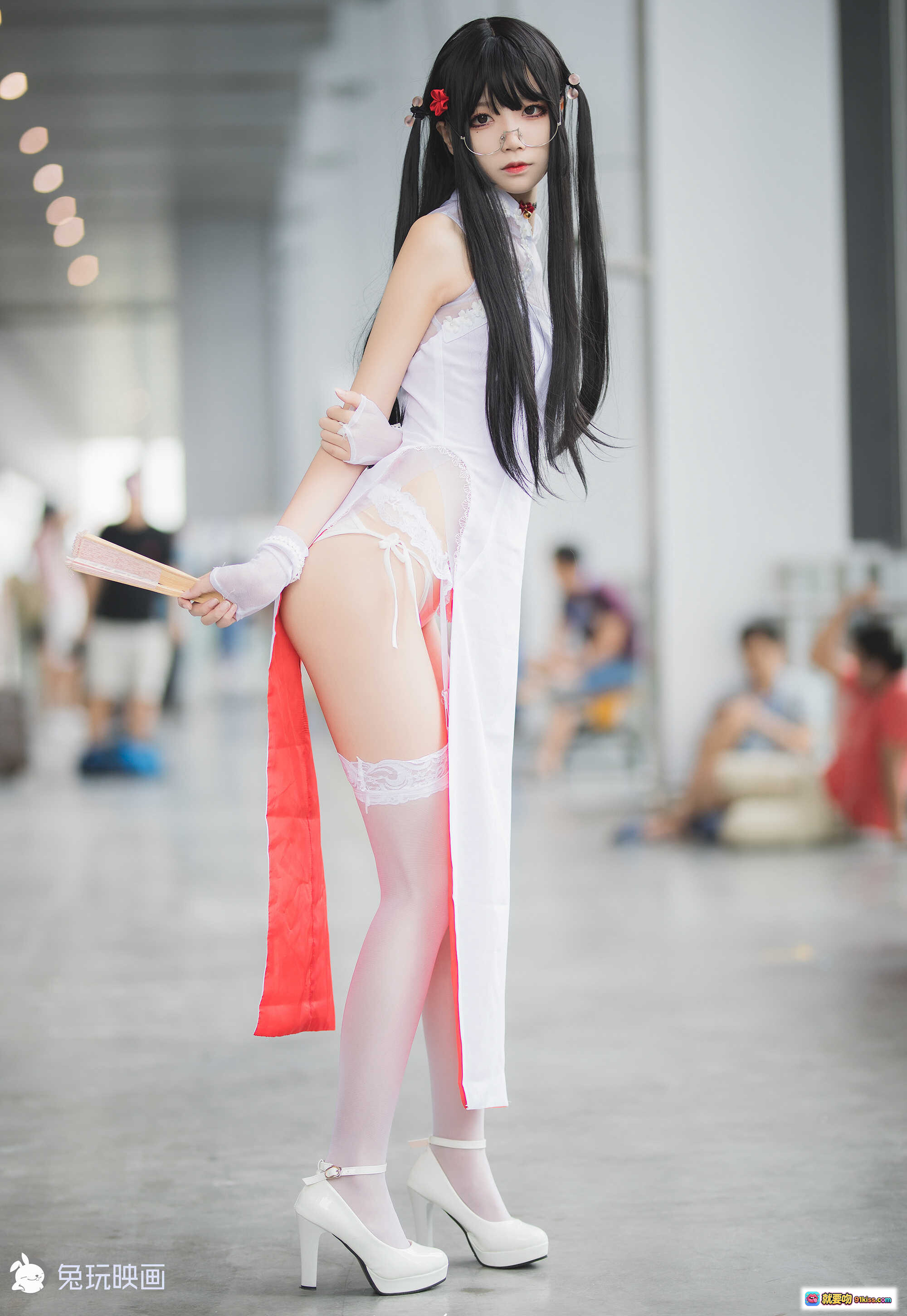 图片[4] - 兔玩映画五更百鬼白丝旗袍Cosplay写真 美少女跪姿持扇 透明蕾丝高开叉性感造型 室内玻璃幕墙背景高清图集 - 就要吻