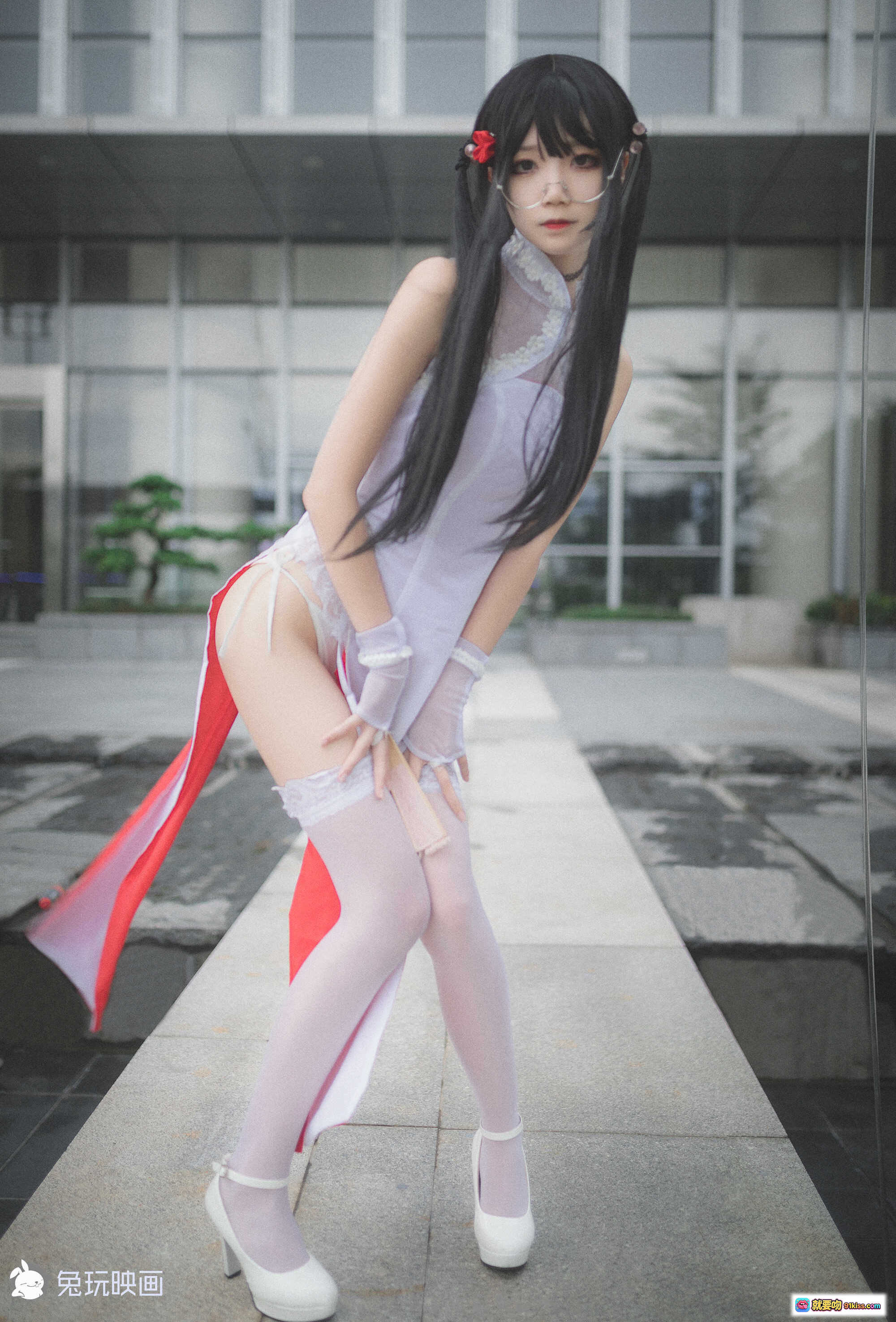 图片[9] - 兔玩映画五更百鬼白丝旗袍Cosplay写真 美少女跪姿持扇 透明蕾丝高开叉性感造型 室内玻璃幕墙背景高清图集 - 就要吻