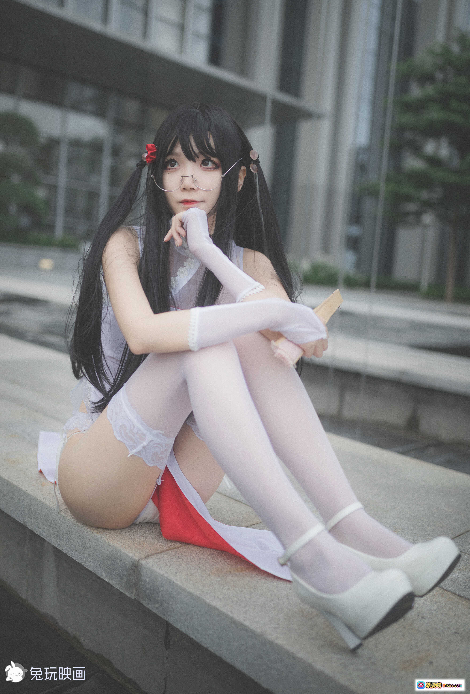 图片[2] - 兔玩映画五更百鬼白丝旗袍Cosplay写真 美少女跪姿持扇 透明蕾丝高开叉性感造型 室内玻璃幕墙背景高清图集 - 就要吻