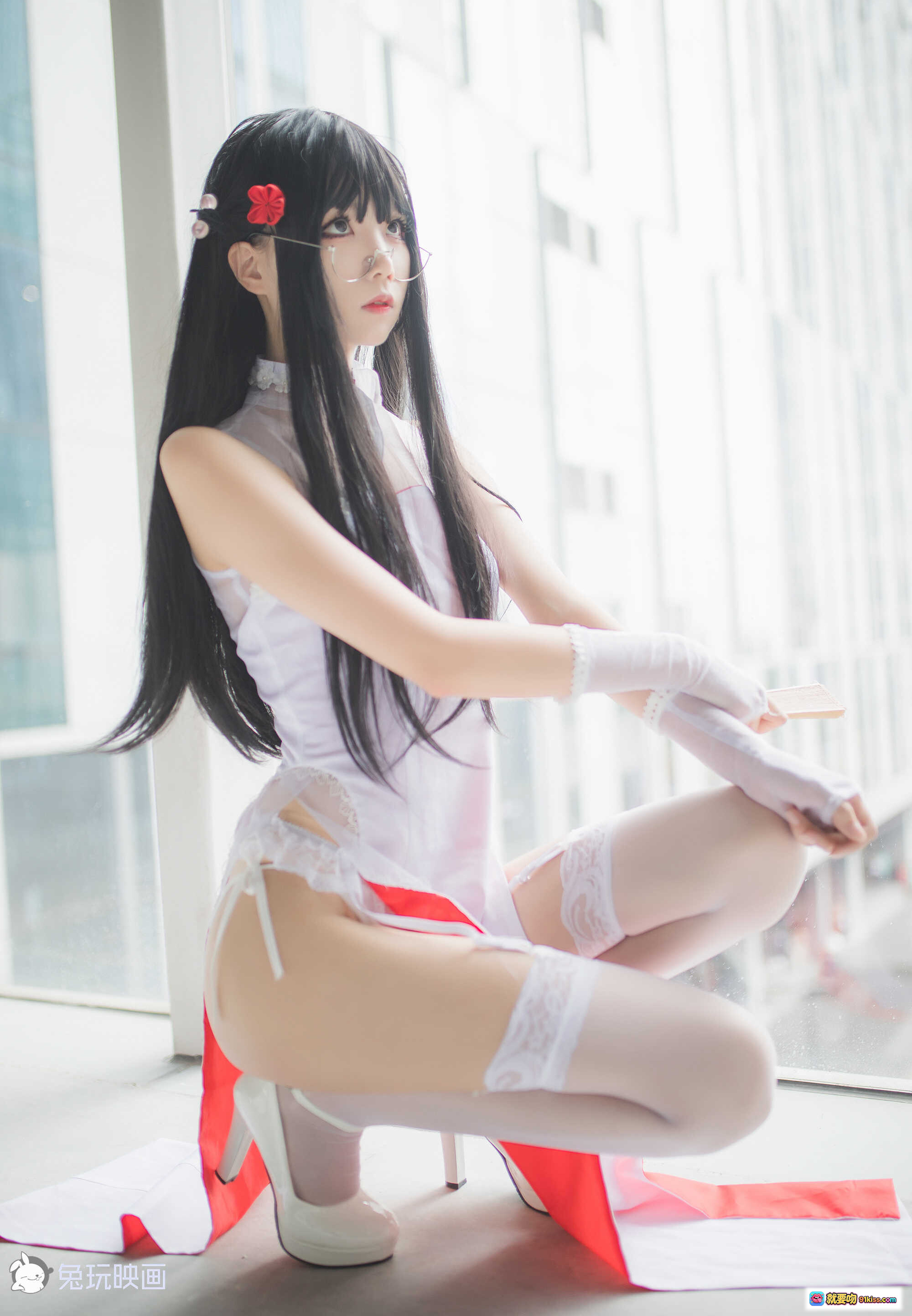图片[8] - 兔玩映画五更百鬼白丝旗袍Cosplay写真 美少女跪姿持扇 透明蕾丝高开叉性感造型 室内玻璃幕墙背景高清图集 - 就要吻