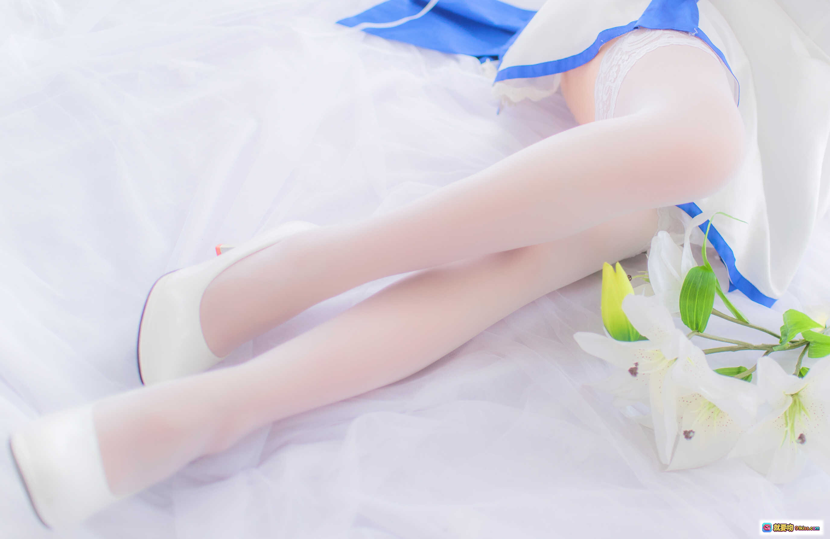 图片[9] - 鳗鱼霏儿NO.088青春女仆cos写真 白蓝制服长发蝴蝶结美腿高跟蕾丝袜纯欲风室内床拍19P - 就要吻