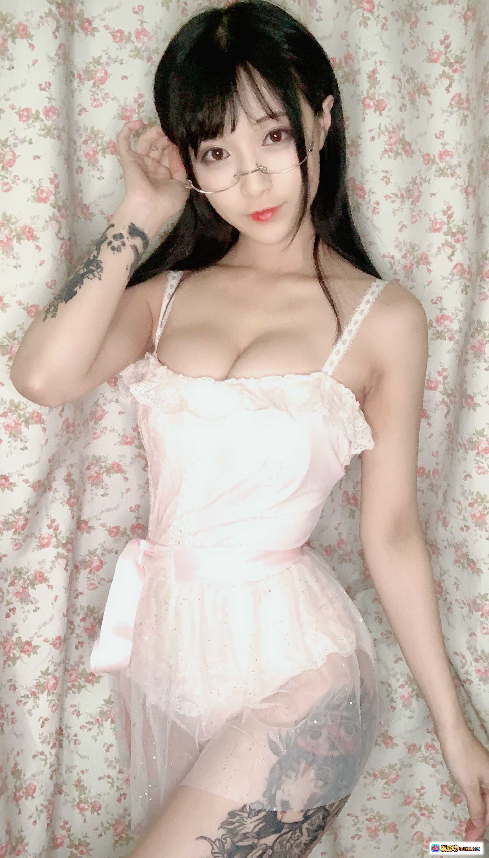 图片[4] - 铁板烧鬼舞w NO.009 白色蕾丝内衣连体衣 纹身少女 眼镜造型 花墙背景 13P高清写真 - 就要吻