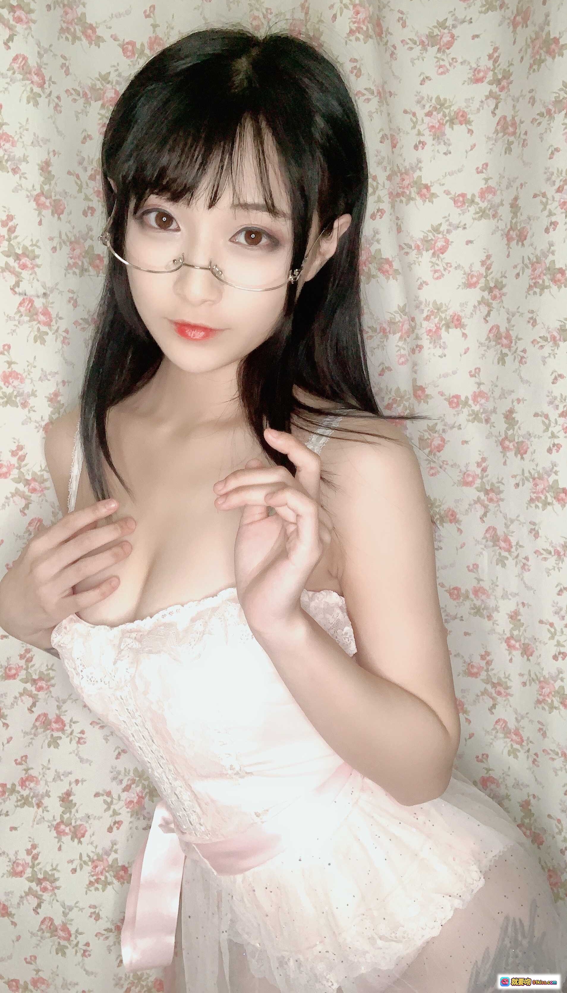 图片[8] - 铁板烧鬼舞w NO.009 白色蕾丝内衣连体衣 纹身少女 眼镜造型 花墙背景 13P高清写真 - 就要吻