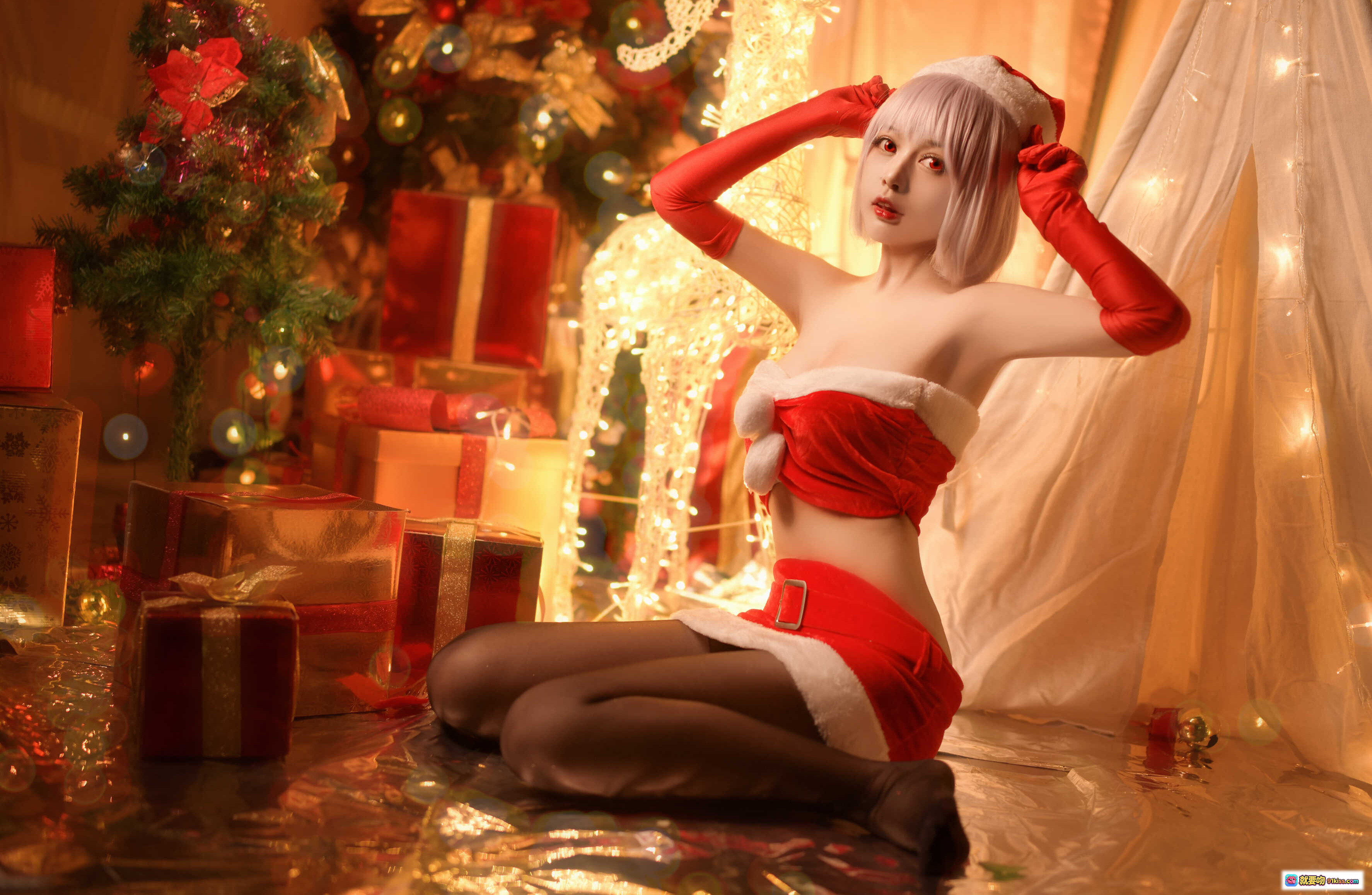 图片[2] - Shika小鹿鹿圣诞六花Cosplay写真 | 粉发黑发双女主 | 圣诞树礼物盒氛围感 | 红白圣诞装束 | 节日限定美图集 - 就要吻