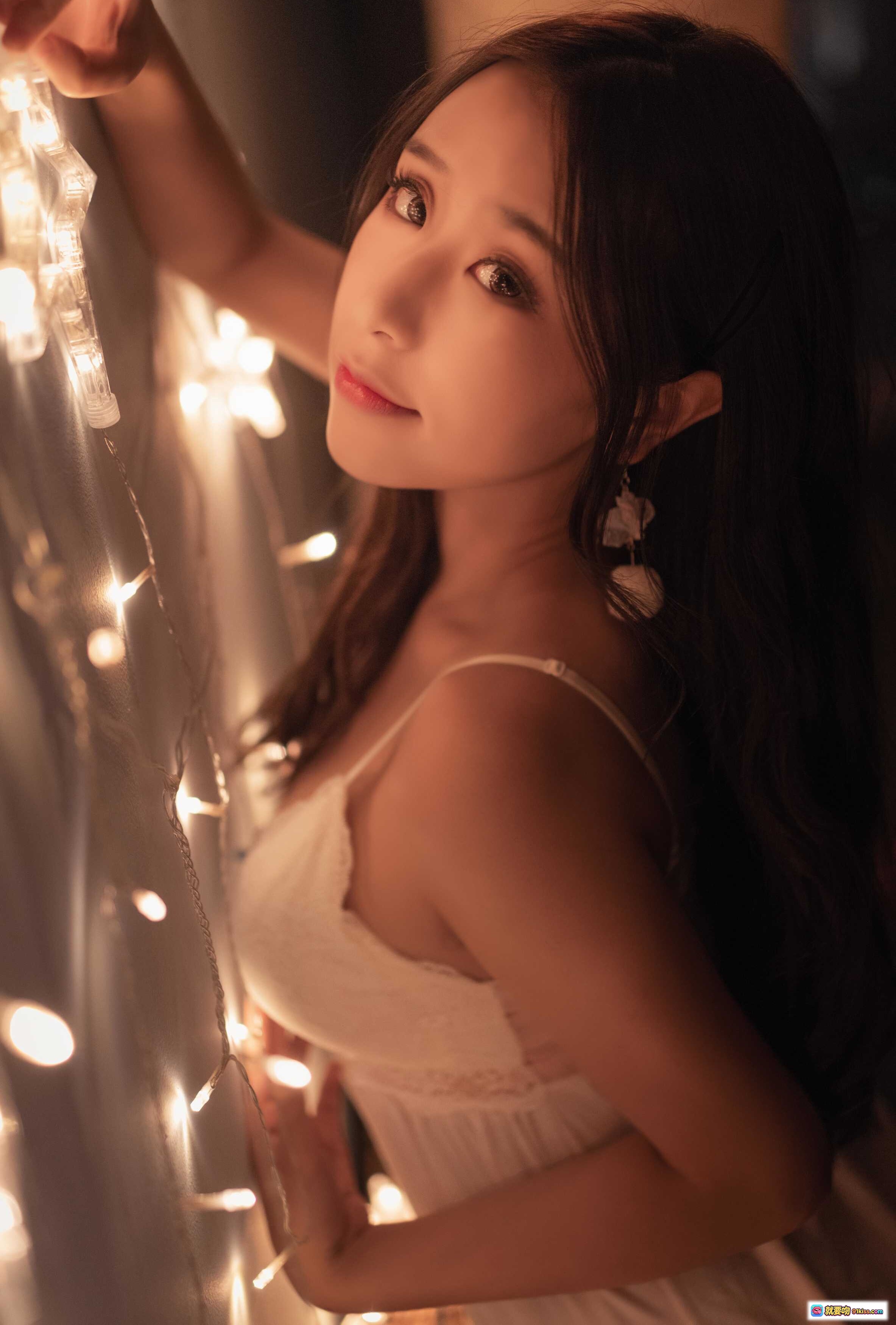 图片[4] - 穆零Mu0 NO.01 光影私房写真｜温柔闭眼抱枕氛围感｜暖光串灯朦胧美｜白色吊带睡衣性感优雅 - 就要吻