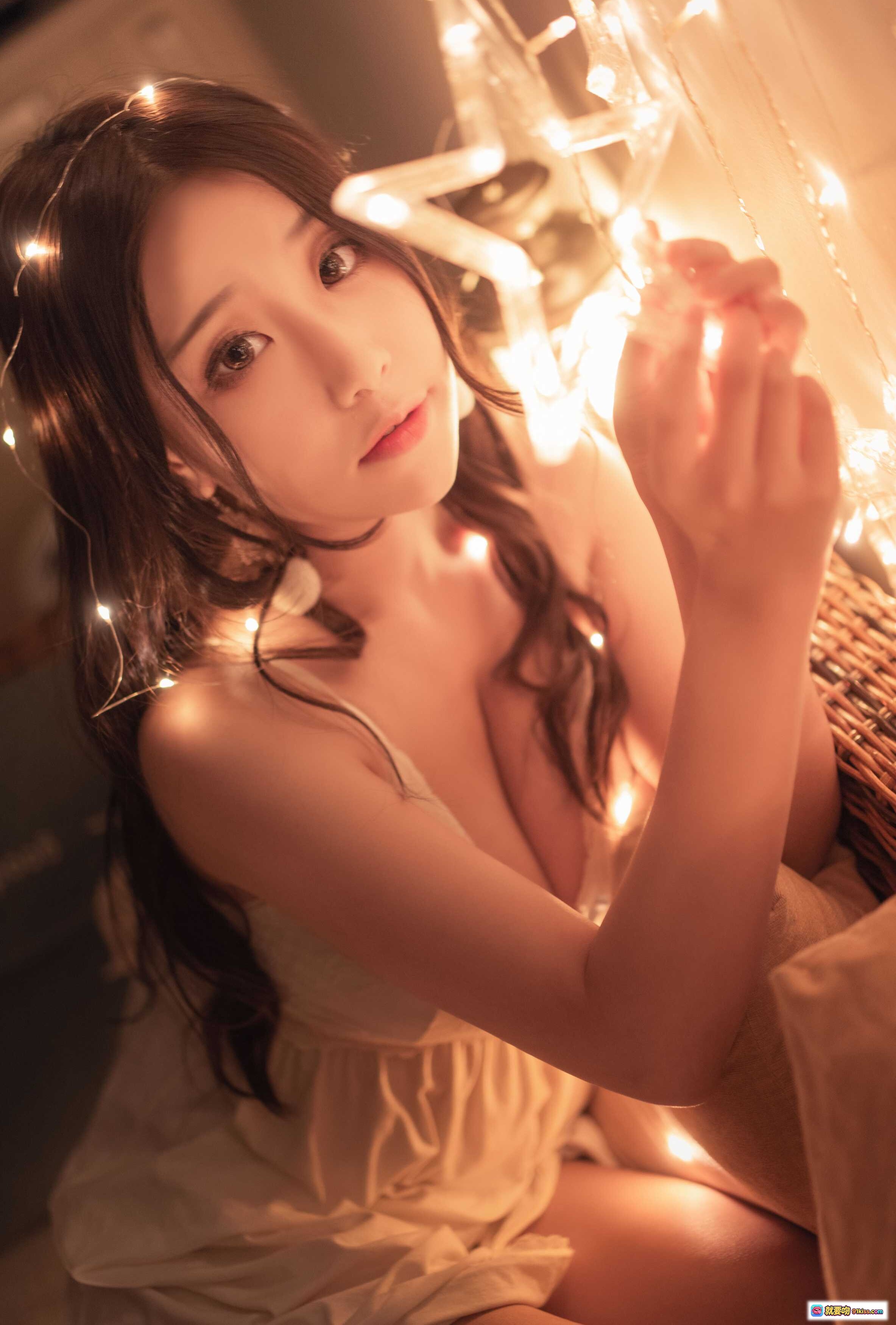 图片[5] - 穆零Mu0 NO.01 光影私房写真｜温柔闭眼抱枕氛围感｜暖光串灯朦胧美｜白色吊带睡衣性感优雅 - 就要吻