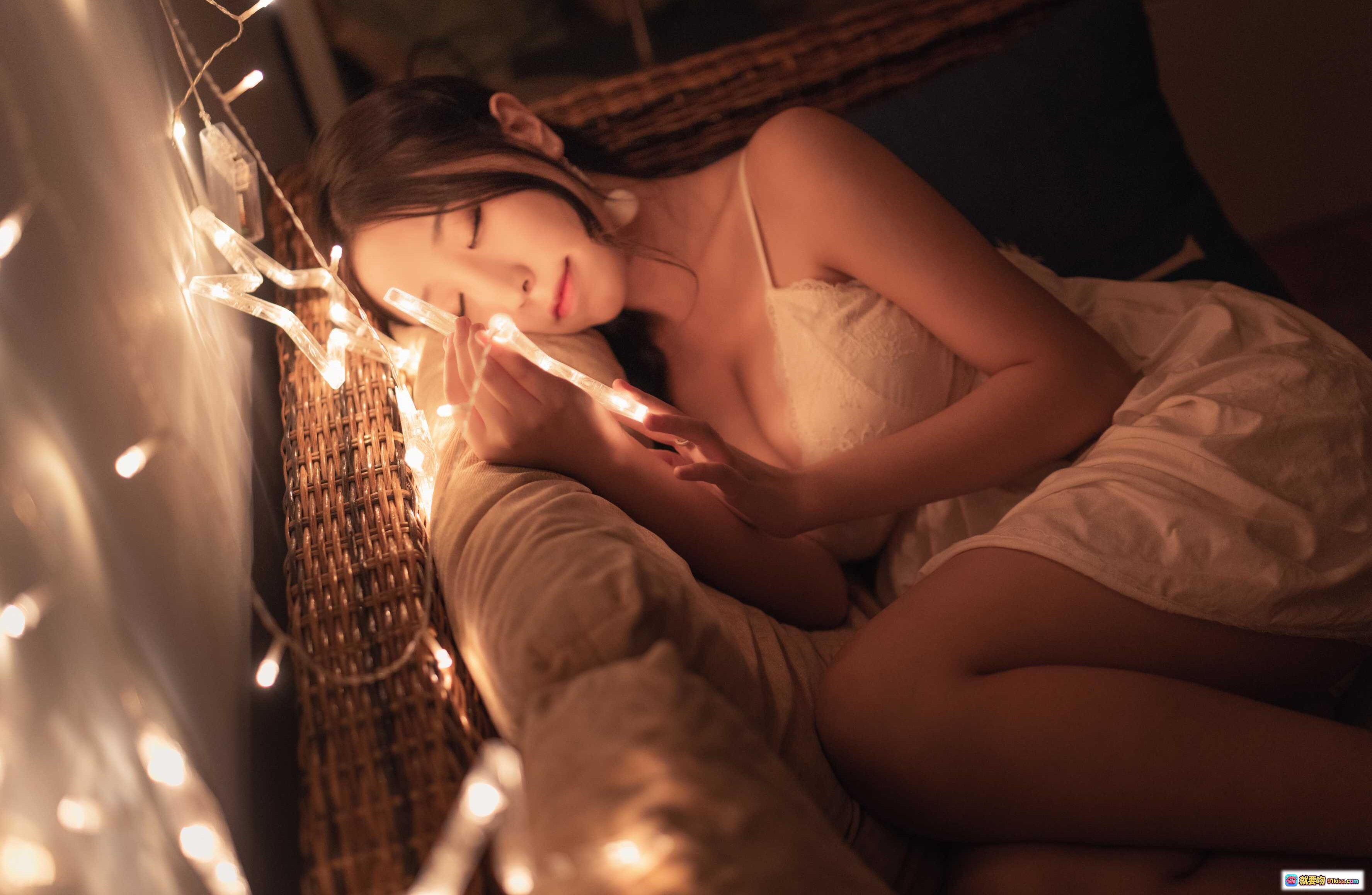 图片[3] - 穆零Mu0 NO.01 光影私房写真｜温柔闭眼抱枕氛围感｜暖光串灯朦胧美｜白色吊带睡衣性感优雅 - 就要吻