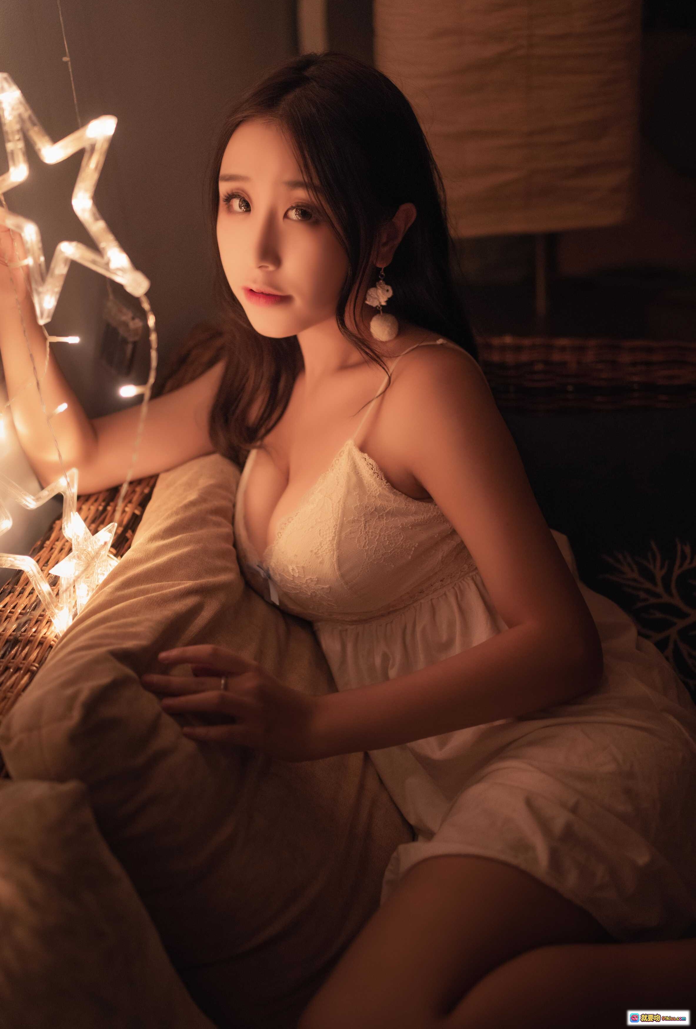 图片[6] - 穆零Mu0 NO.01 光影私房写真｜温柔闭眼抱枕氛围感｜暖光串灯朦胧美｜白色吊带睡衣性感优雅 - 就要吻