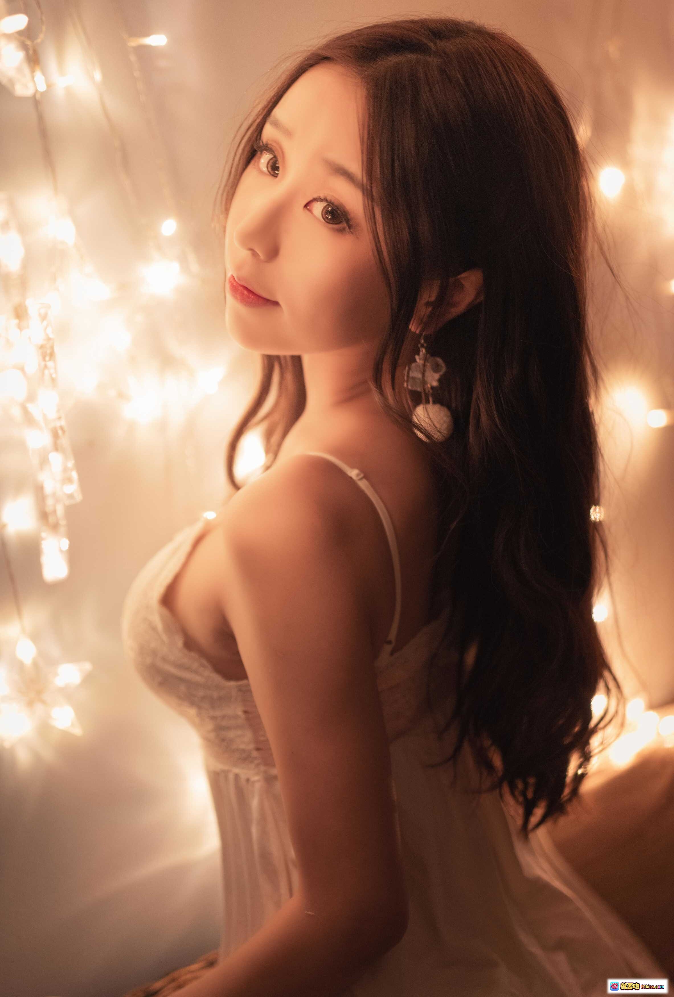 图片[9] - 穆零Mu0 NO.01 光影私房写真｜温柔闭眼抱枕氛围感｜暖光串灯朦胧美｜白色吊带睡衣性感优雅 - 就要吻