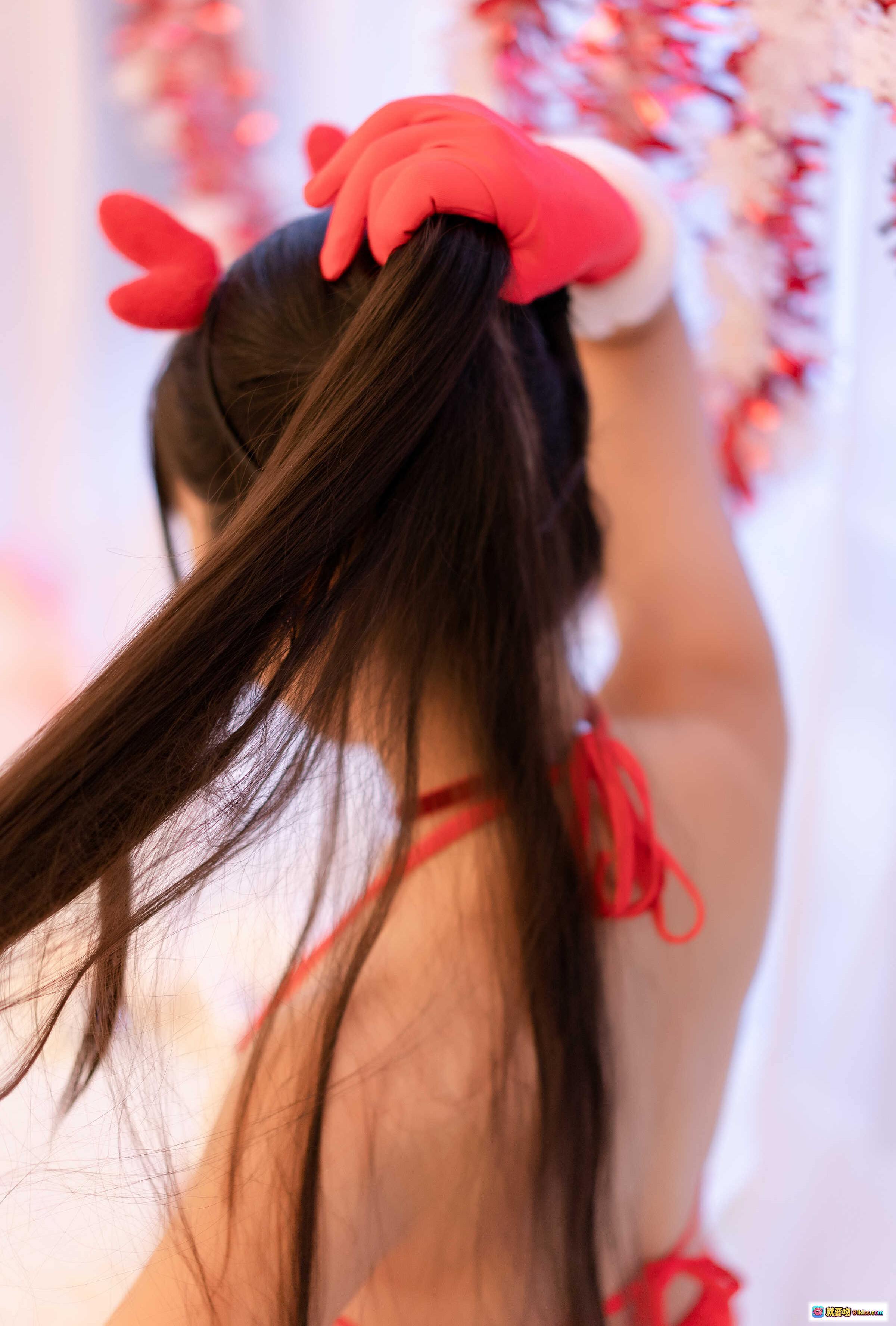 图片[1] - 不呆猫圣诞写真：红手套长发背影 红色系性感穿搭 节日氛围感美图NO.014 - 就要吻