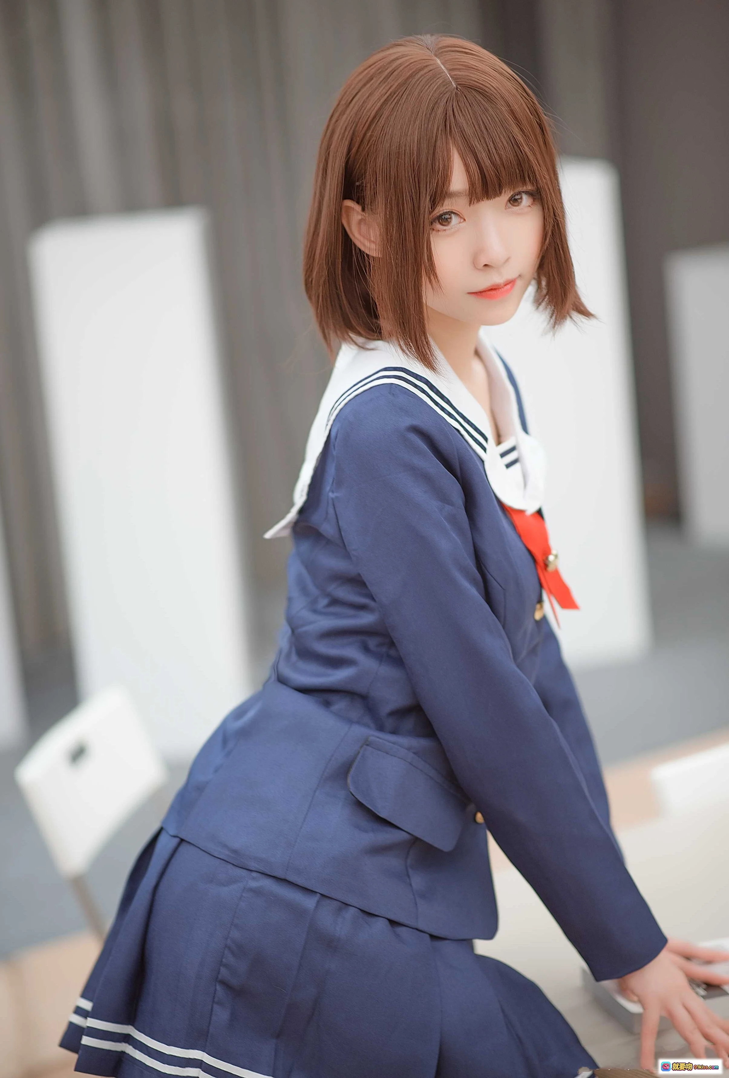 加藤惠校服cosplay写真 | 蓝色水手服少女 | 短发齐刘海造型 | 日系校园风 | 高清19P图集 - 就要吻