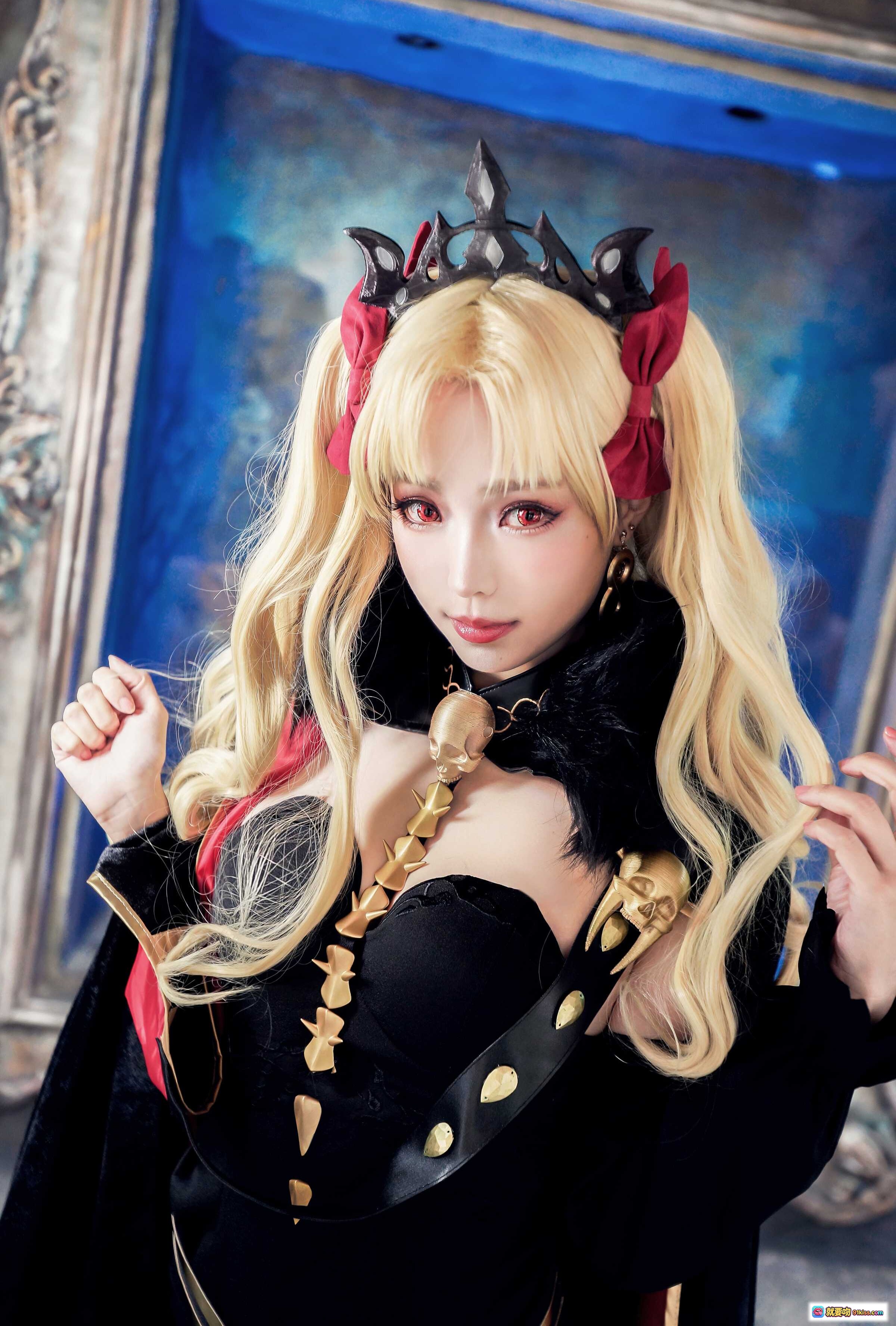 图片[3] - ElyEE子NO.058 Cosplay 金发红瞳恶魔女王 黑色哥特装 持金色骷髅头 镜面华丽背景 精致妆容与头饰 - 就要吻