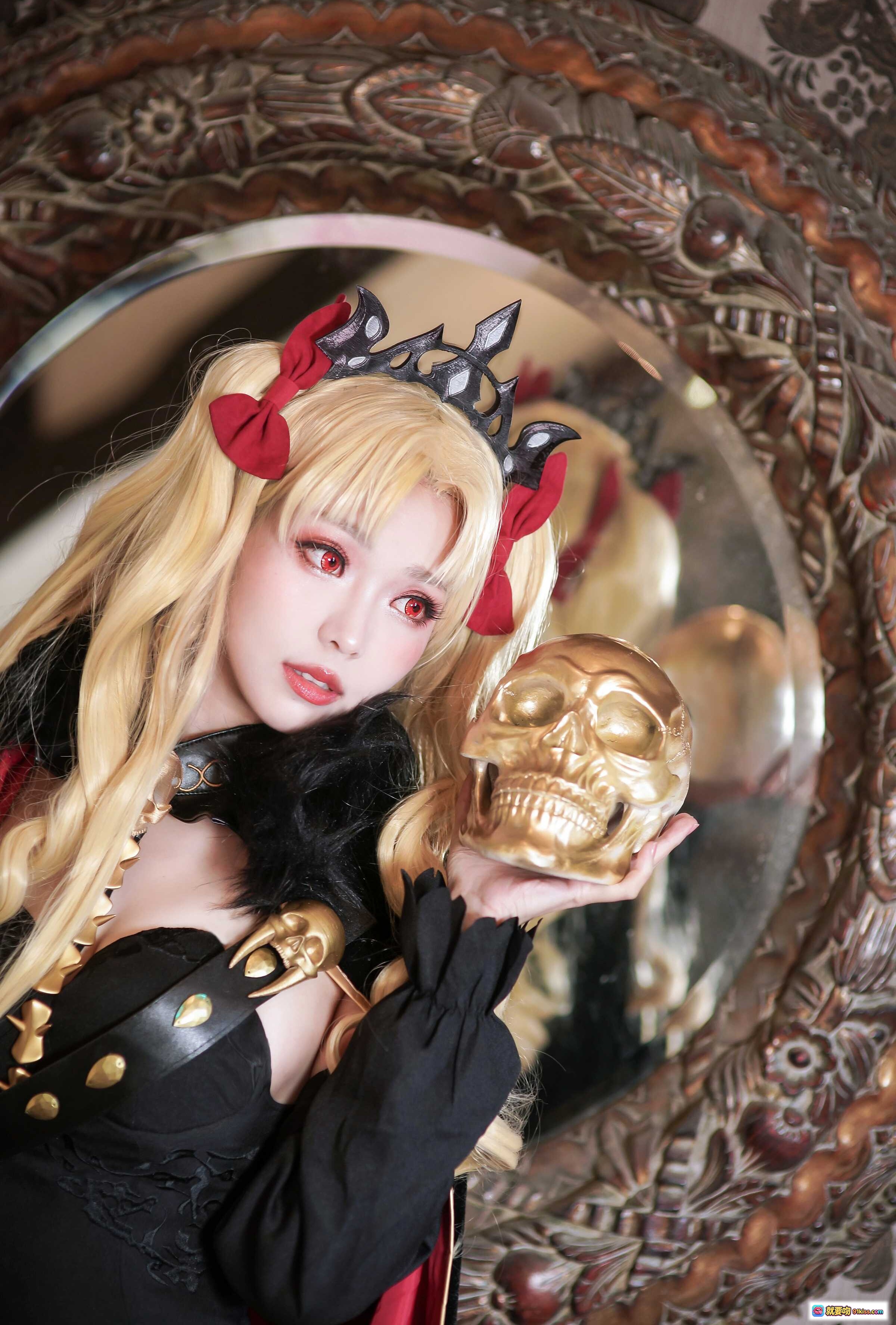 ElyEE子NO.058 Cosplay 金发红瞳恶魔女王 黑色哥特装 持金色骷髅头 镜面华丽背景 精致妆容与头饰 - 就要吻