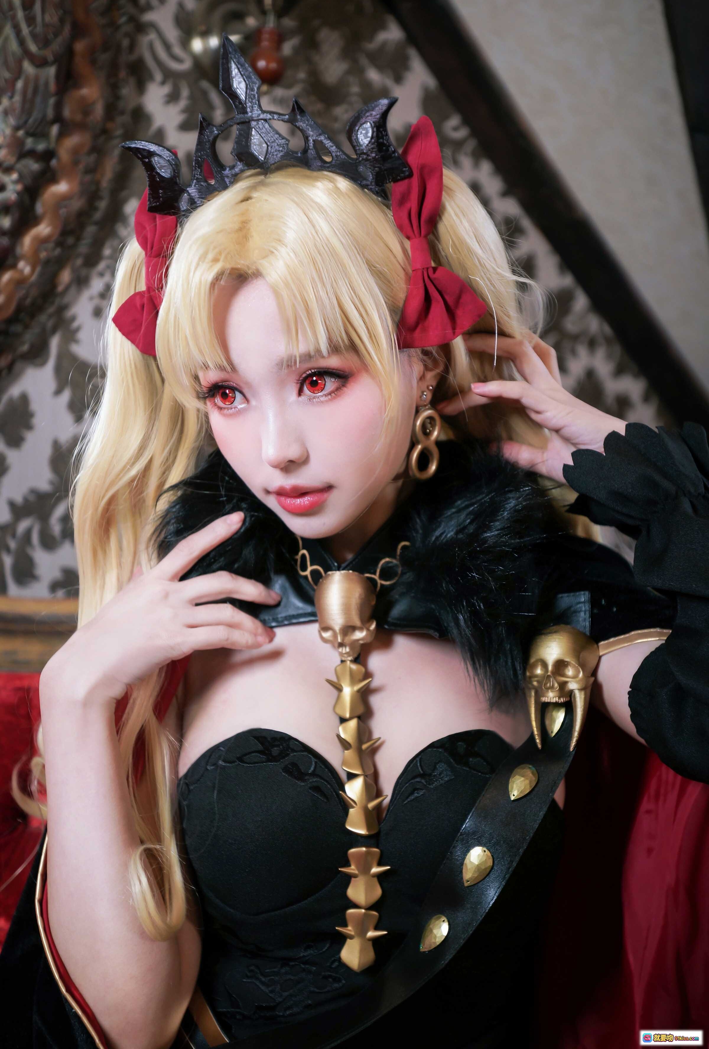 图片[2] - ElyEE子NO.058 Cosplay 金发红瞳恶魔女王 黑色哥特装 持金色骷髅头 镜面华丽背景 精致妆容与头饰 - 就要吻