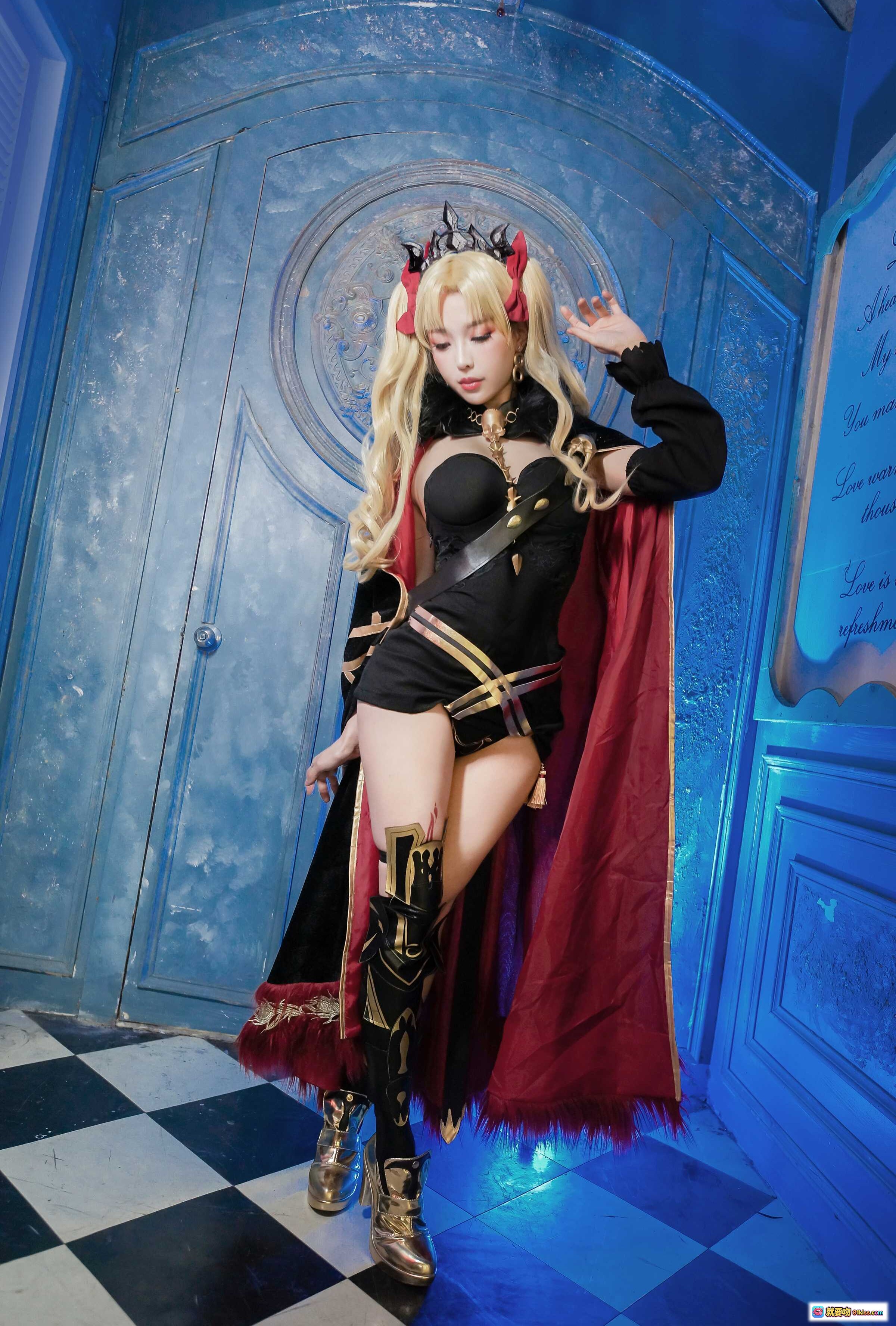 图片[10] - ElyEE子NO.058 Cosplay 金发红瞳恶魔女王 黑色哥特装 持金色骷髅头 镜面华丽背景 精致妆容与头饰 - 就要吻