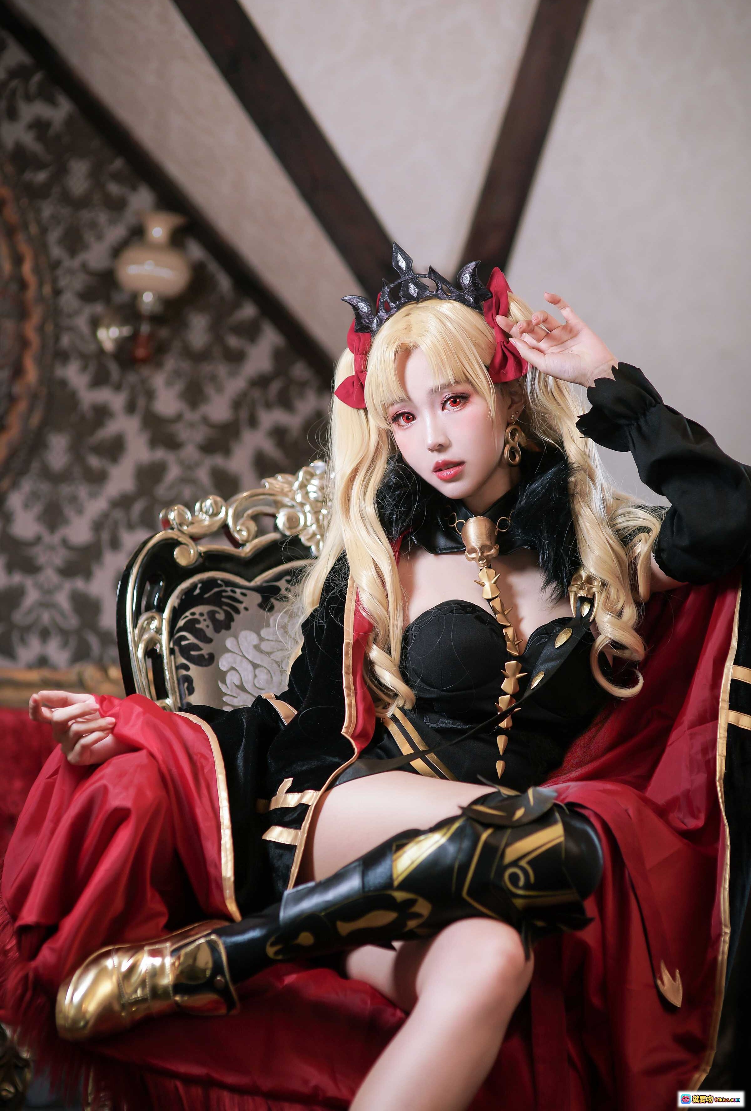 图片[7] - ElyEE子NO.058 Cosplay 金发红瞳恶魔女王 黑色哥特装 持金色骷髅头 镜面华丽背景 精致妆容与头饰 - 就要吻