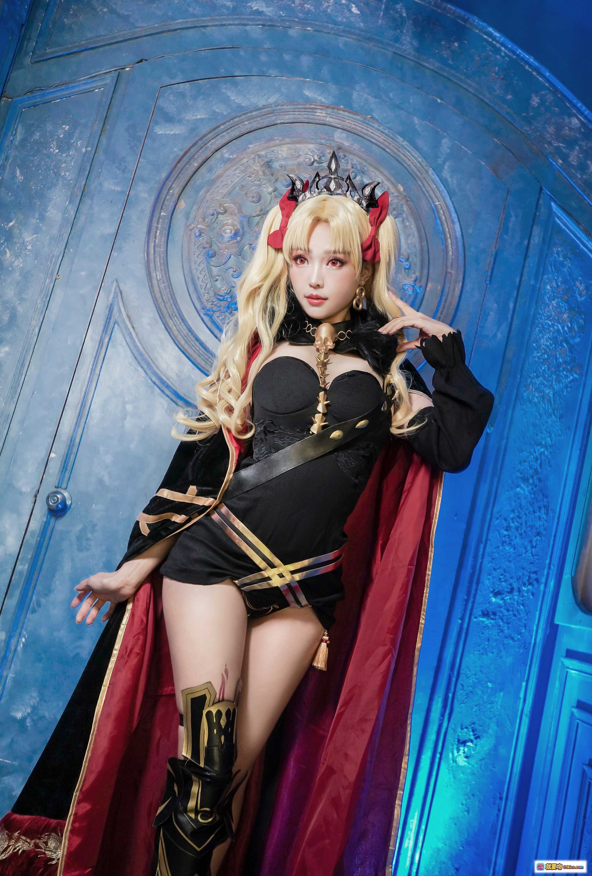 图片[9] - ElyEE子NO.058 Cosplay 金发红瞳恶魔女王 黑色哥特装 持金色骷髅头 镜面华丽背景 精致妆容与头饰 - 就要吻
