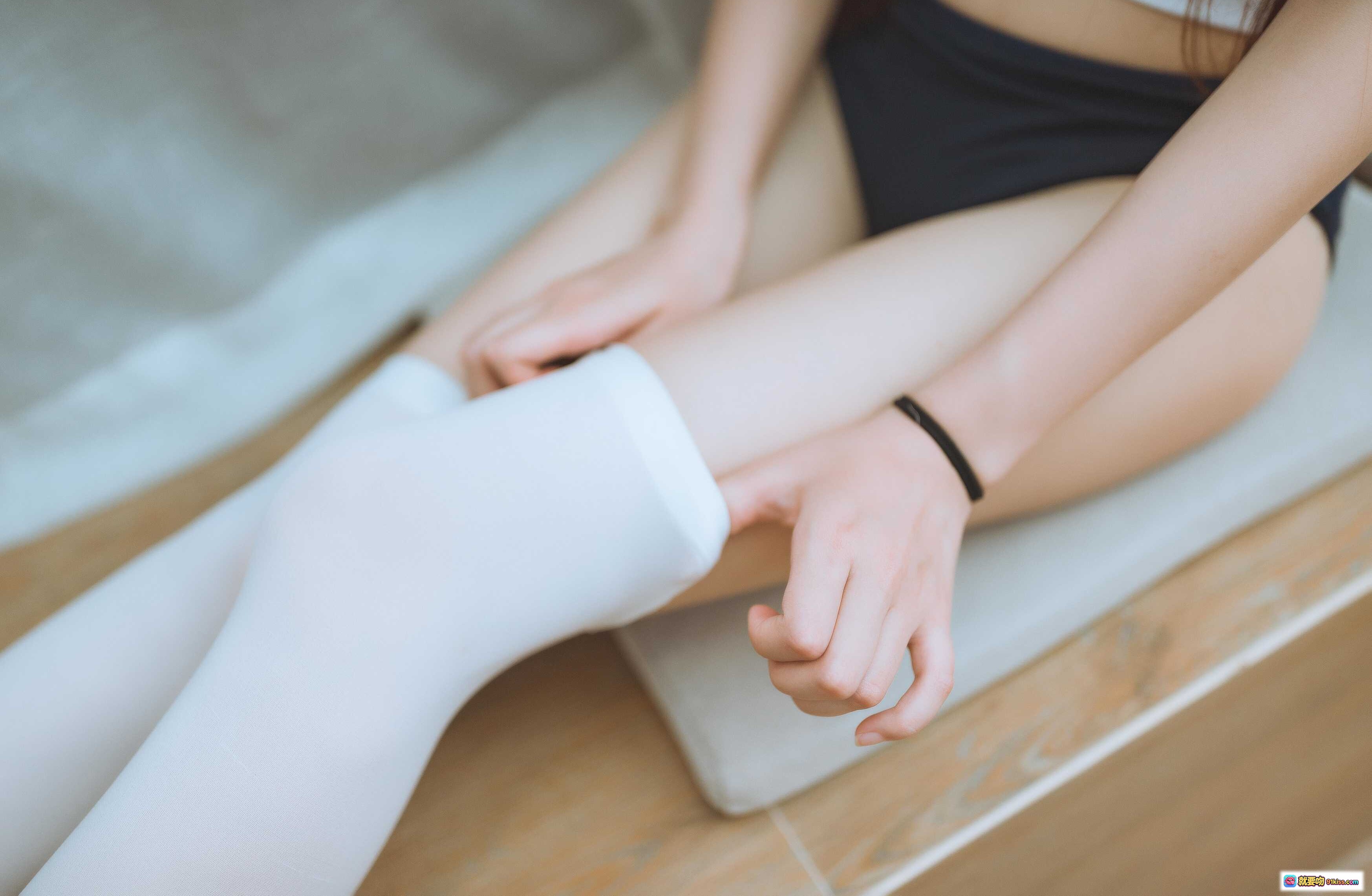 图片[1] - 五更百鬼NO.012 腿部特写 白色丝袜美腿 黑色短裤 坐姿优雅 手抚大腿 10P高清图集 - 就要吻