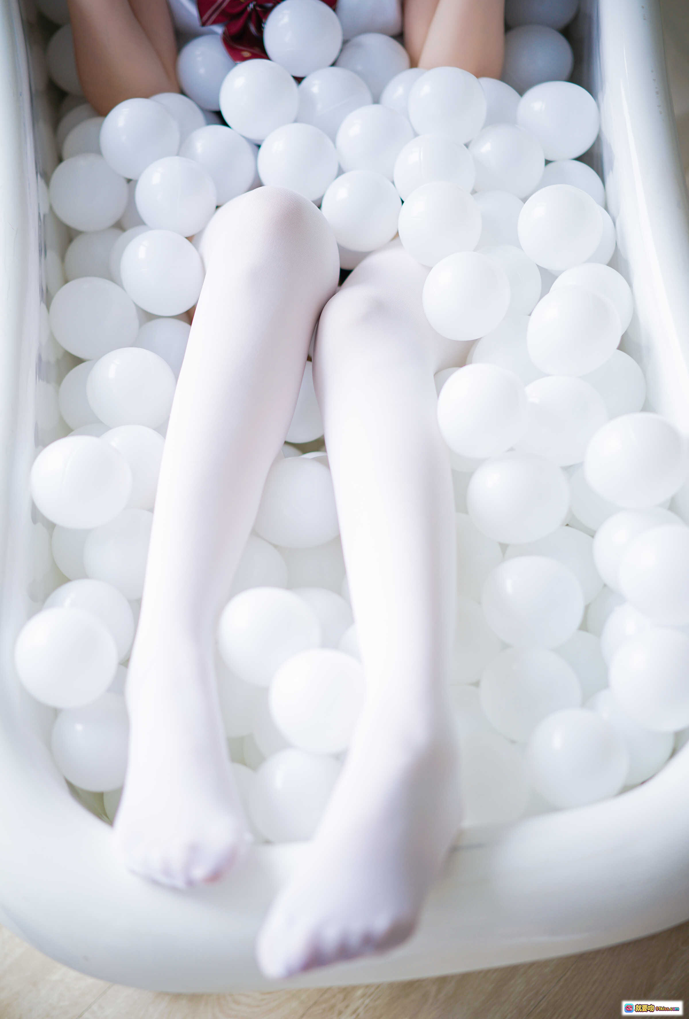 图片[10] - 日奈娇NO.028制服死库水写真 40P高清美腿白丝少女坐姿私房照 - 就要吻