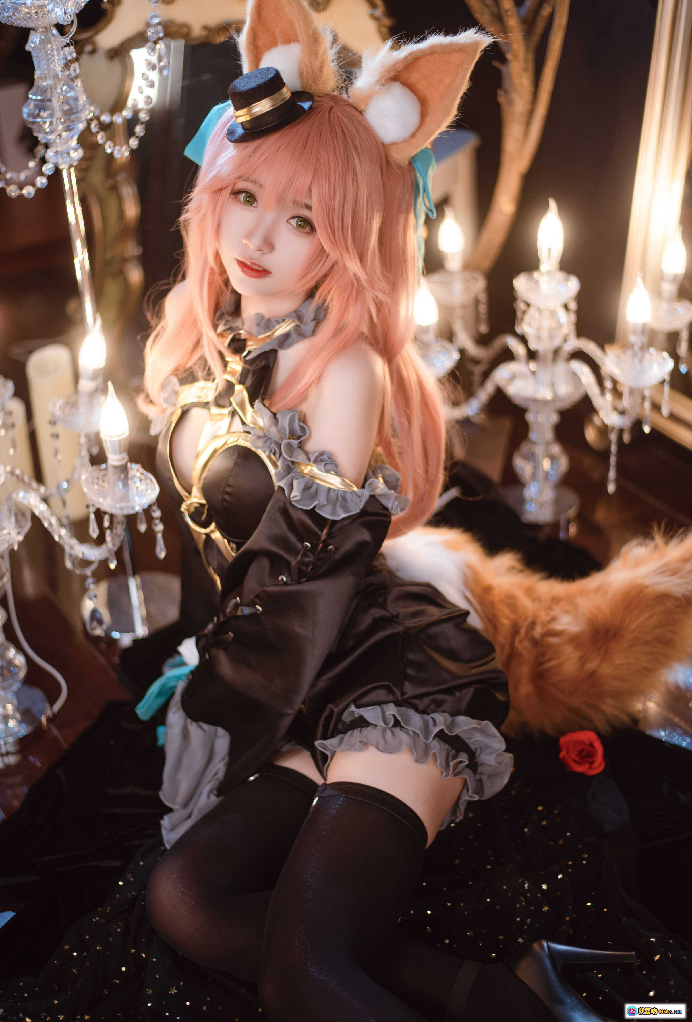 图片[5] - 玉藻前cosplay漆黑魔术服·粉发狐耳狐尾·华丽洛丽塔风·水晶烛台场景·高清12P写真 - 就要吻