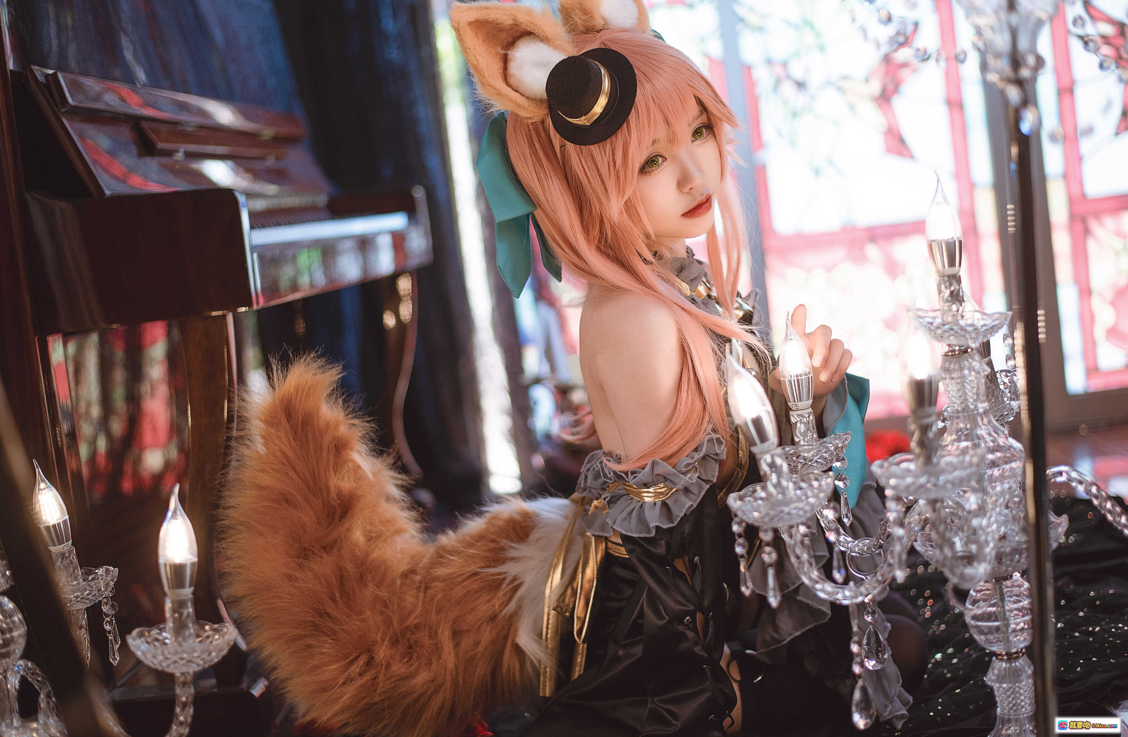 玉藻前cosplay漆黑魔术服·粉发狐耳狐尾·华丽洛丽塔风·水晶烛台场景·高清12P写真 - 就要吻