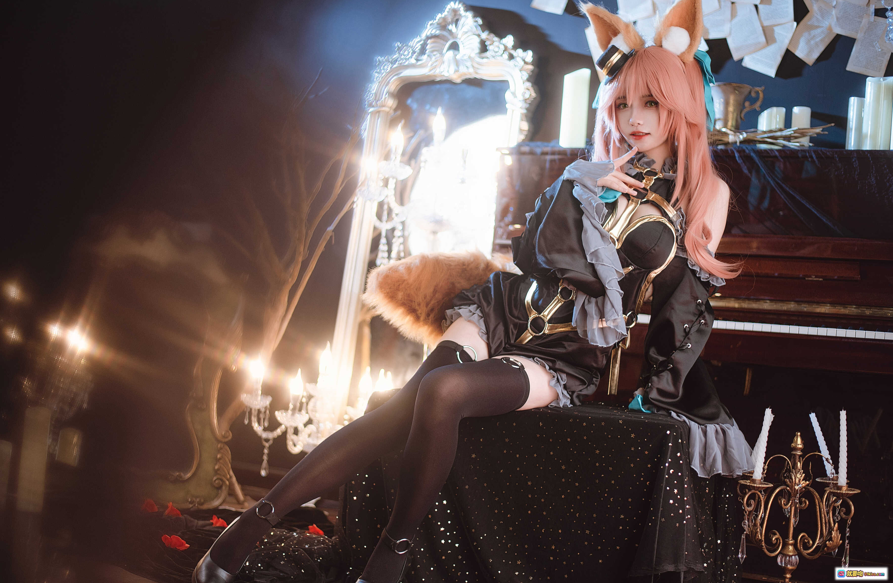 图片[8] - 玉藻前cosplay漆黑魔术服·粉发狐耳狐尾·华丽洛丽塔风·水晶烛台场景·高清12P写真 - 就要吻