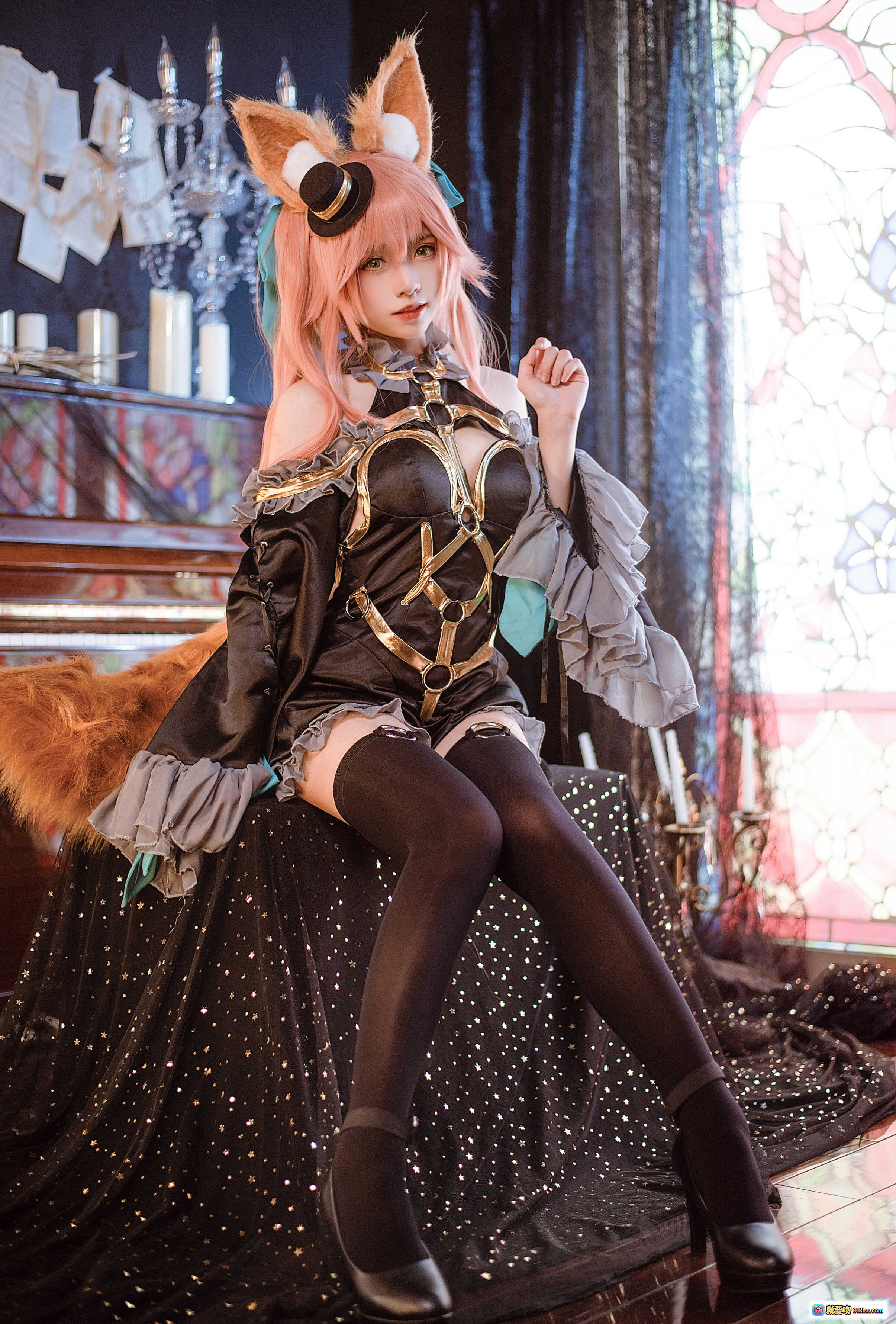 图片[9] - 玉藻前cosplay漆黑魔术服·粉发狐耳狐尾·华丽洛丽塔风·水晶烛台场景·高清12P写真 - 就要吻