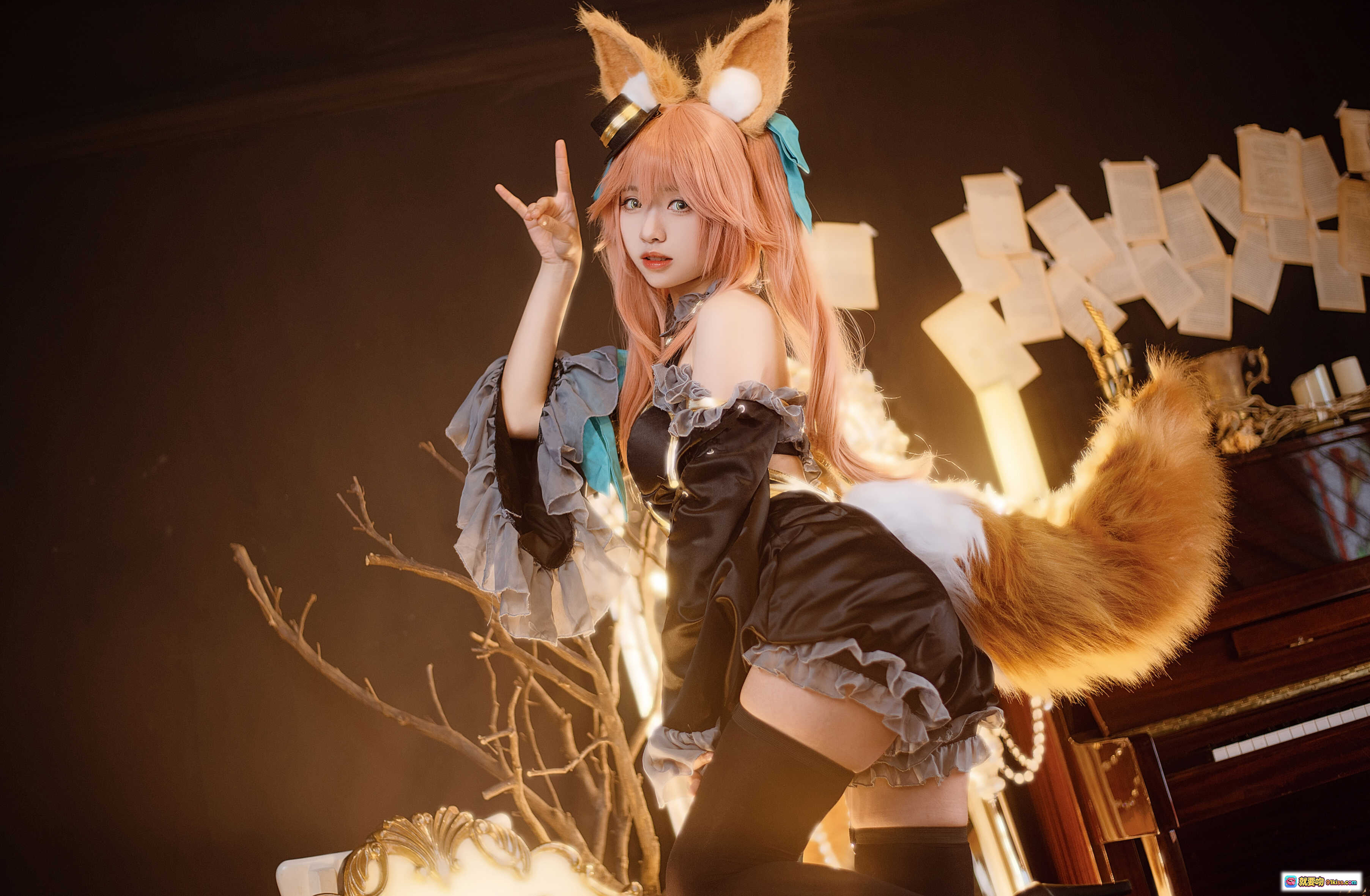 图片[10] - 玉藻前cosplay漆黑魔术服·粉发狐耳狐尾·华丽洛丽塔风·水晶烛台场景·高清12P写真 - 就要吻