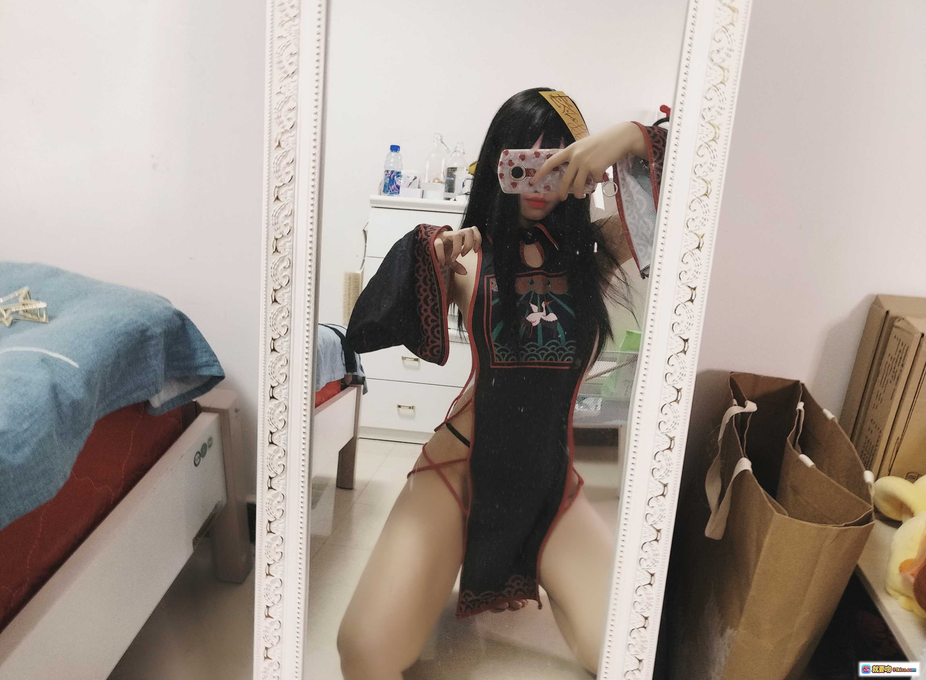 猫君君_MaoJun NO.008 小僵尸 Cosplay 镜前自拍 黑色刺绣旗袍 萌系少女 镜面反射 室内卧室写真 14P高清图集 - 就要吻