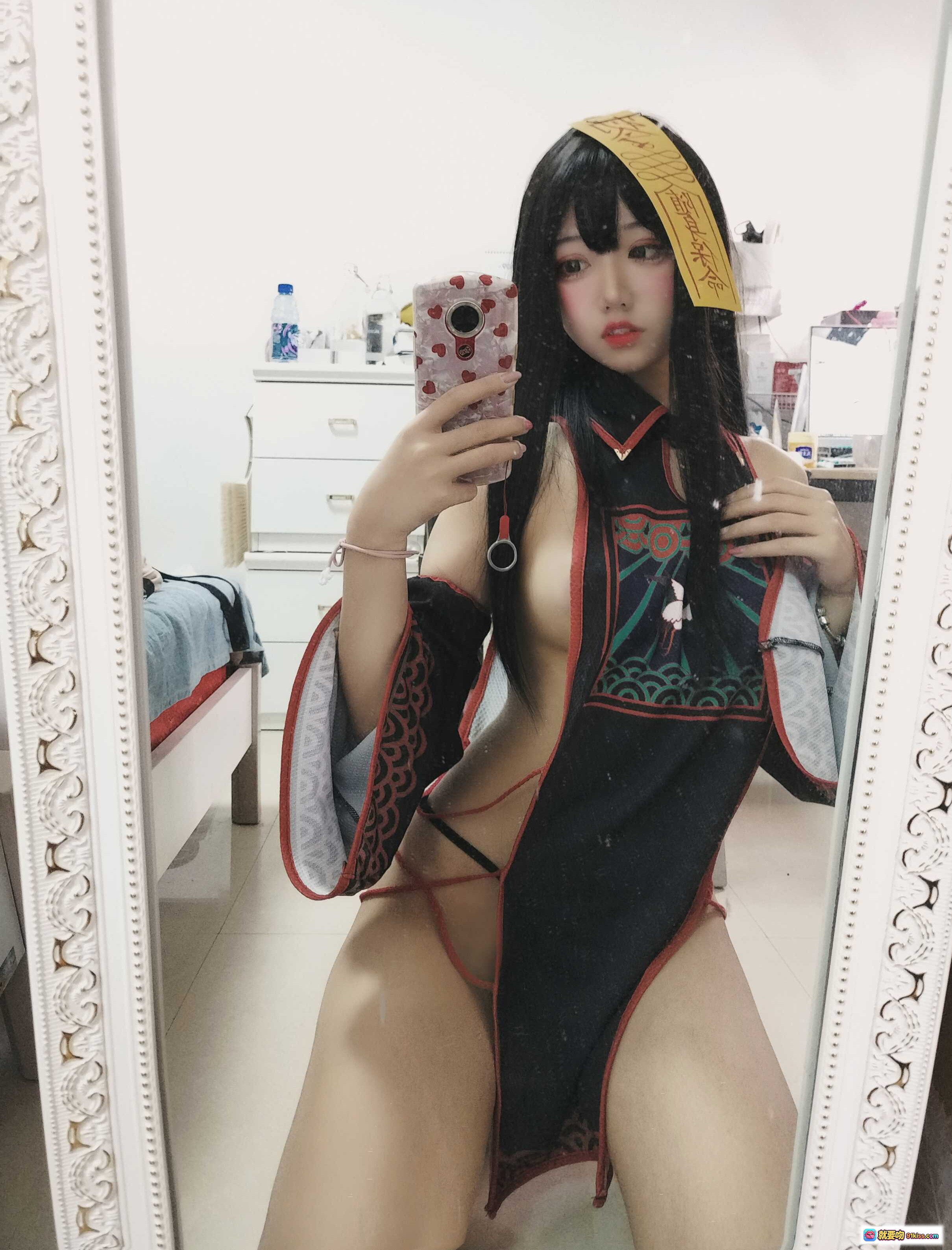 图片[5] - 猫君君_MaoJun NO.008 小僵尸 Cosplay 镜前自拍 黑色刺绣旗袍 萌系少女 镜面反射 室内卧室写真 14P高清图集 - 就要吻