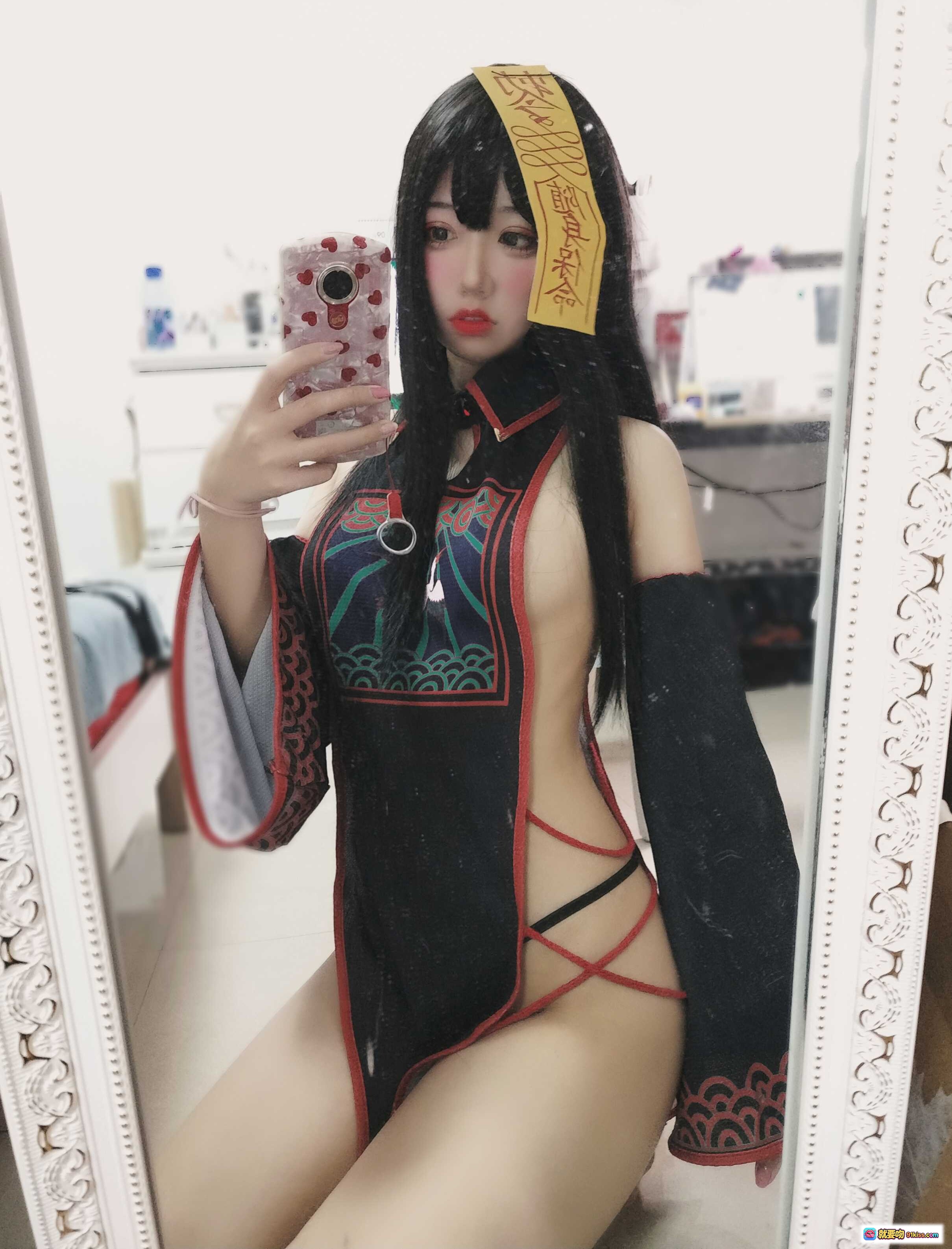 图片[8] - 猫君君_MaoJun NO.008 小僵尸 Cosplay 镜前自拍 黑色刺绣旗袍 萌系少女 镜面反射 室内卧室写真 14P高清图集 - 就要吻