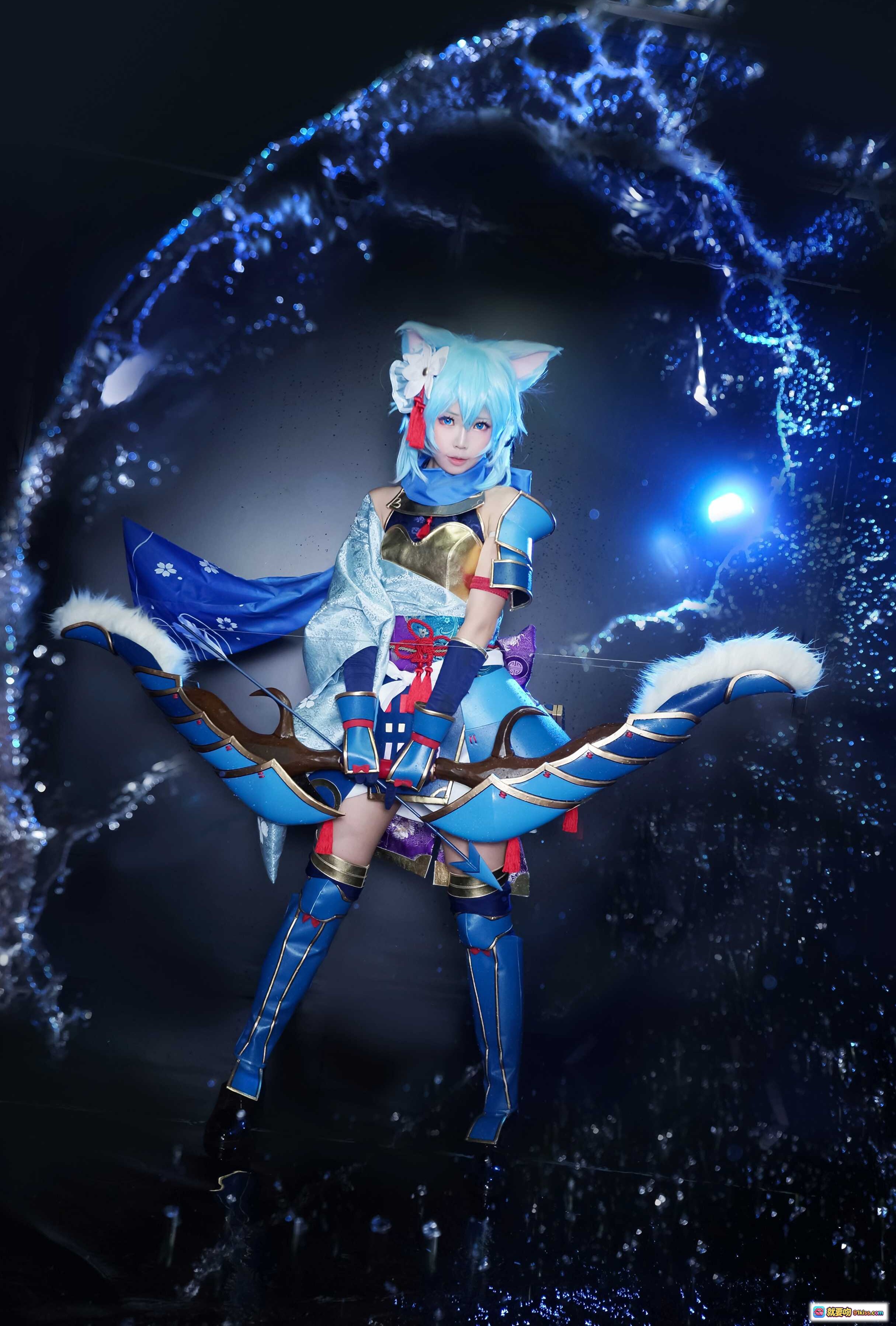 图片[5] - 蓝发猫耳少女Cosplay｜日式和风战甲｜梦幻蓝色光效｜精致花饰与金甲细节｜EElyEE子NO.039 - 就要吻